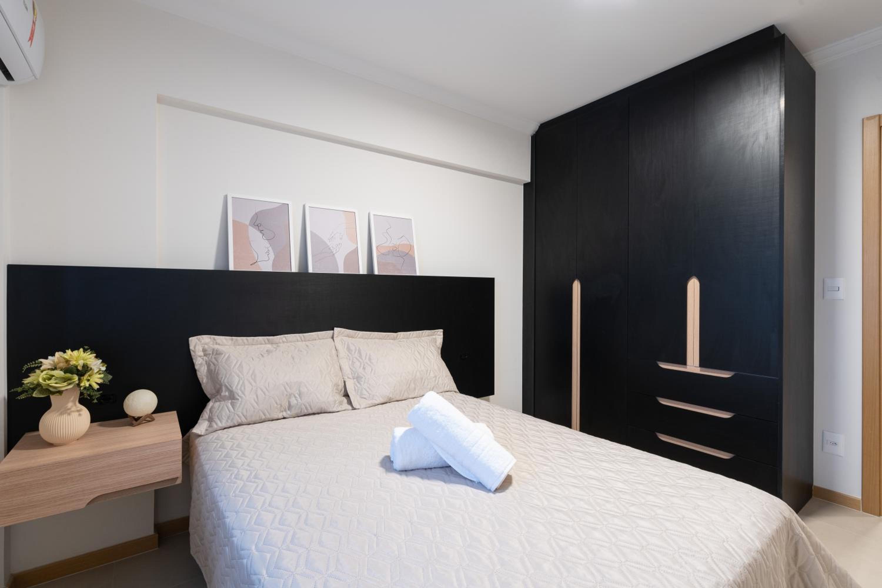 Localização Central! A 450 metros da Vila Germânica Loft com Piscina, Ar-Condicionado, Wi-Fi, Cozinha completa, Garagem Privativa, Espaço Zen, Academia, Sa