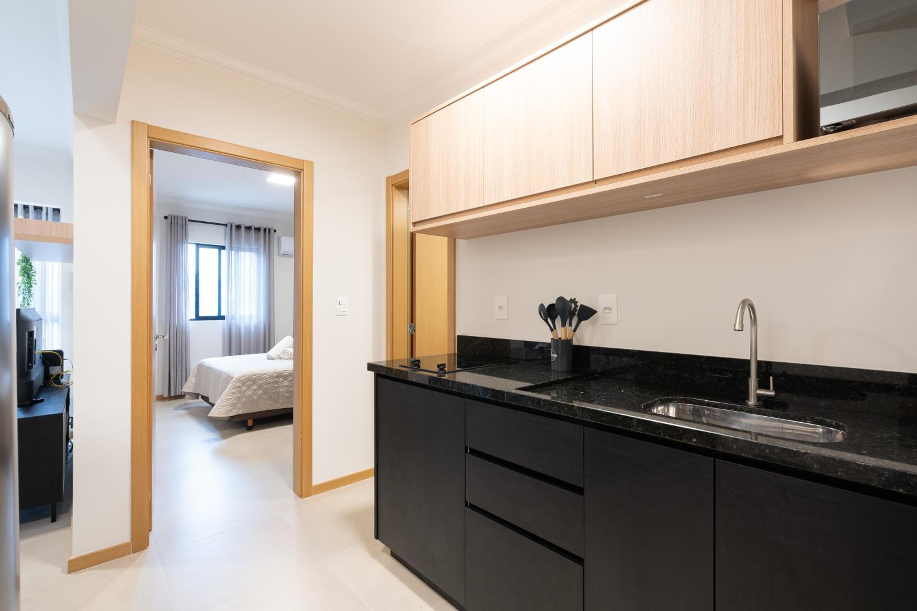 Localização Central! A 450 metros da Vila Germânica Loft com Piscina, Ar-Condicionado, Wi-Fi, Cozinha completa, Garagem Privativa, Espaço Zen, Academia, Sa