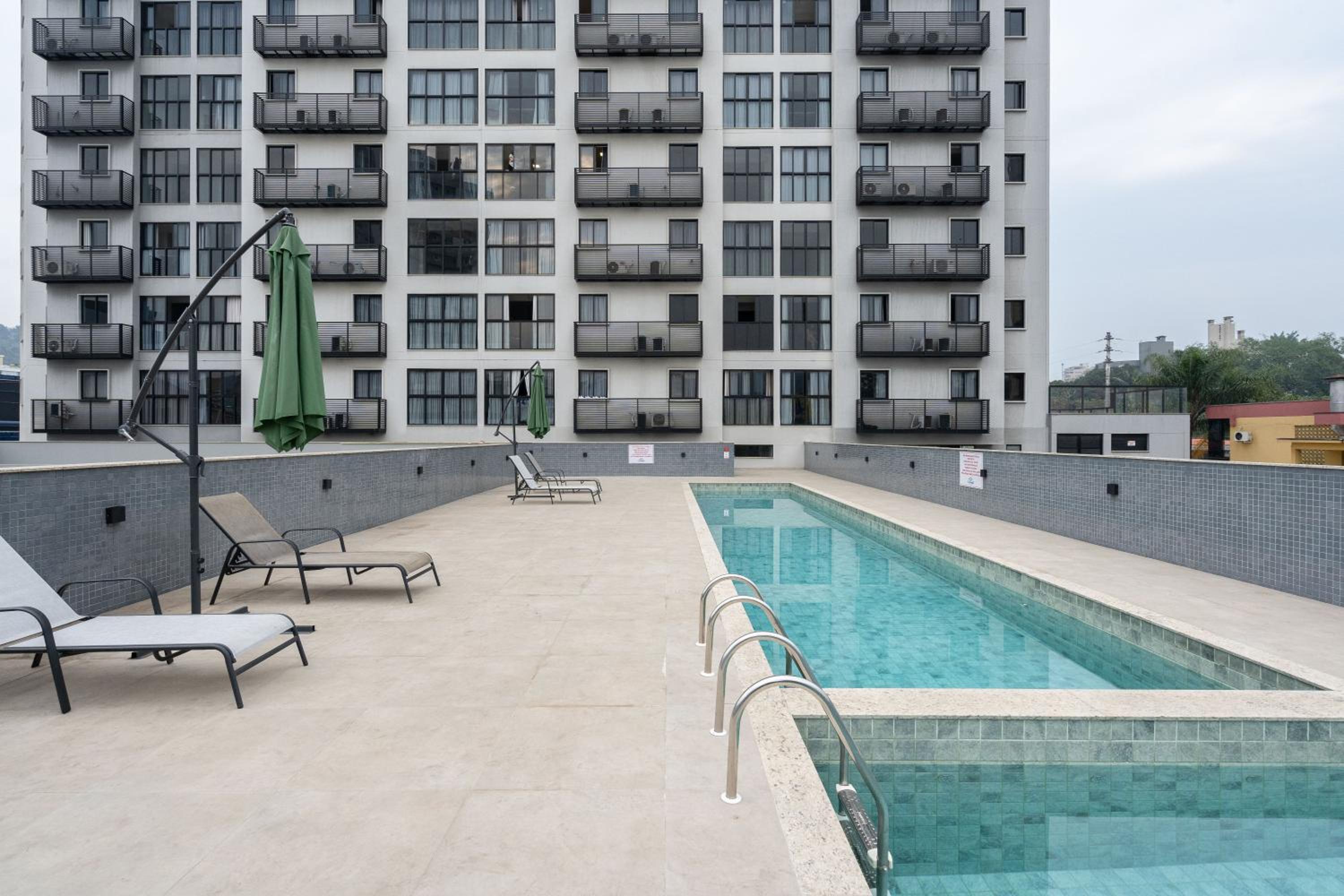 Localização Central! A 450 metros da Vila Germânica Loft com Piscina, Ar-Condicionado, Wi-Fi, Cozinha completa, Garagem Privativa, Espaço Zen, Academia, Sa