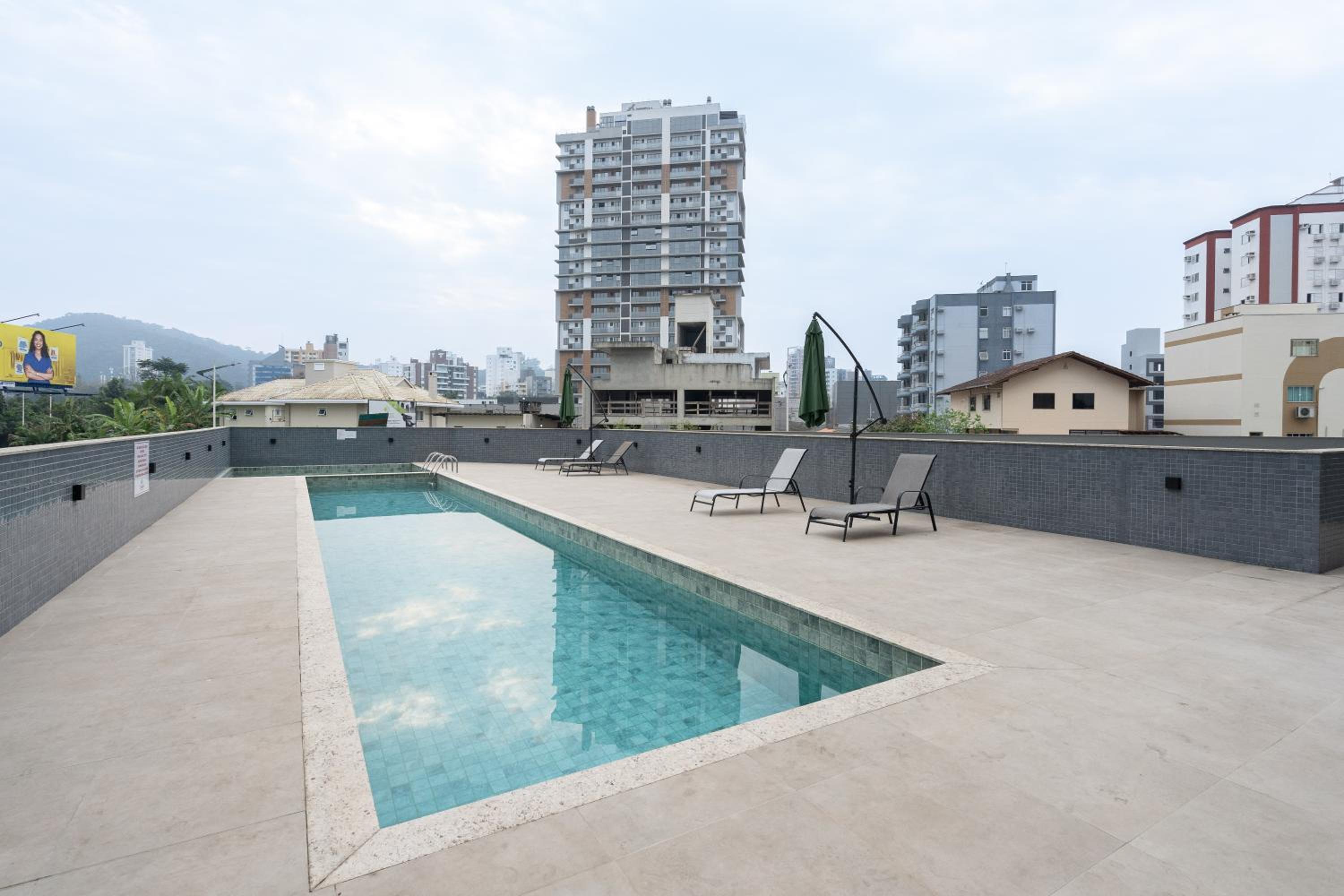 Localização Central! A 450 metros da Vila Germânica Loft com Piscina, Ar-Condicionado, Wi-Fi, Cozinha completa, Garagem Privativa, Espaço Zen, Academia, Sa