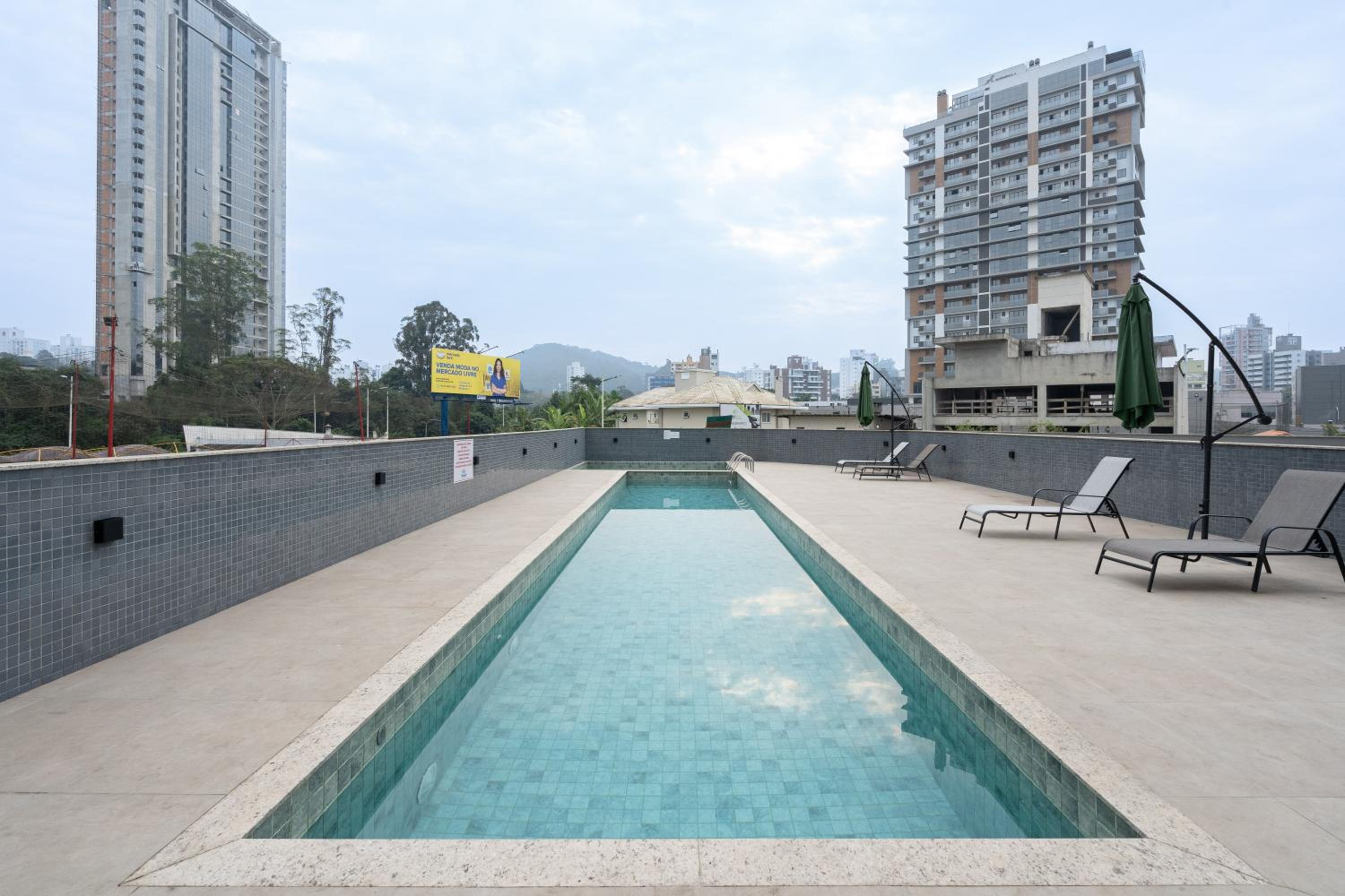 Localização Central! A 450 metros da Vila Germânica Loft com Piscina, Ar-Condicionado, Wi-Fi, Cozinha completa, Garagem Privativa, Espaço Zen, Academia, Sa