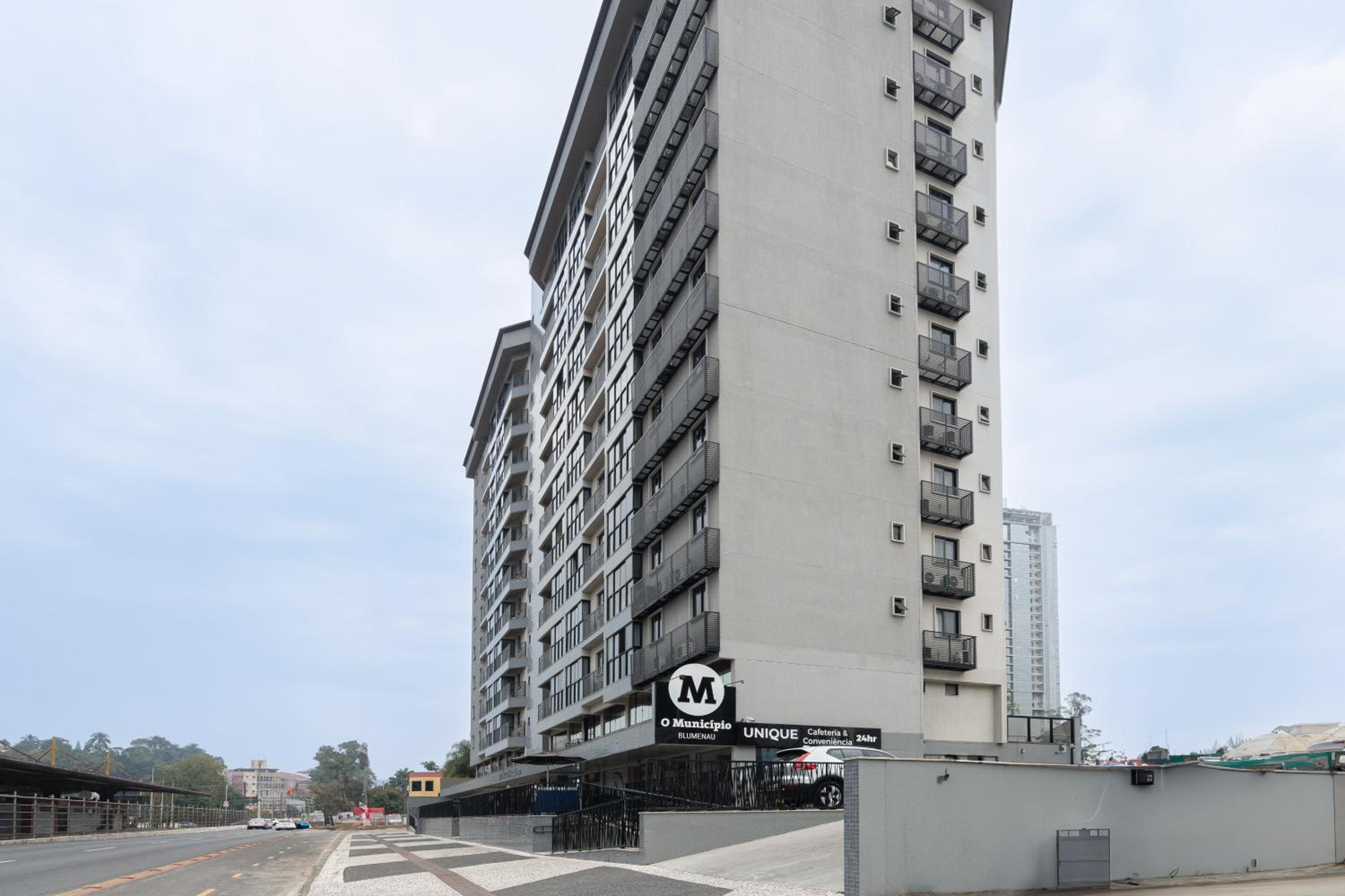 Localização Central! A 450 metros da Vila Germânica Loft com Piscina, Ar-Condicionado, Wi-Fi, Cozinha completa, Garagem Privativa, Espaço Zen, Academia, Sa