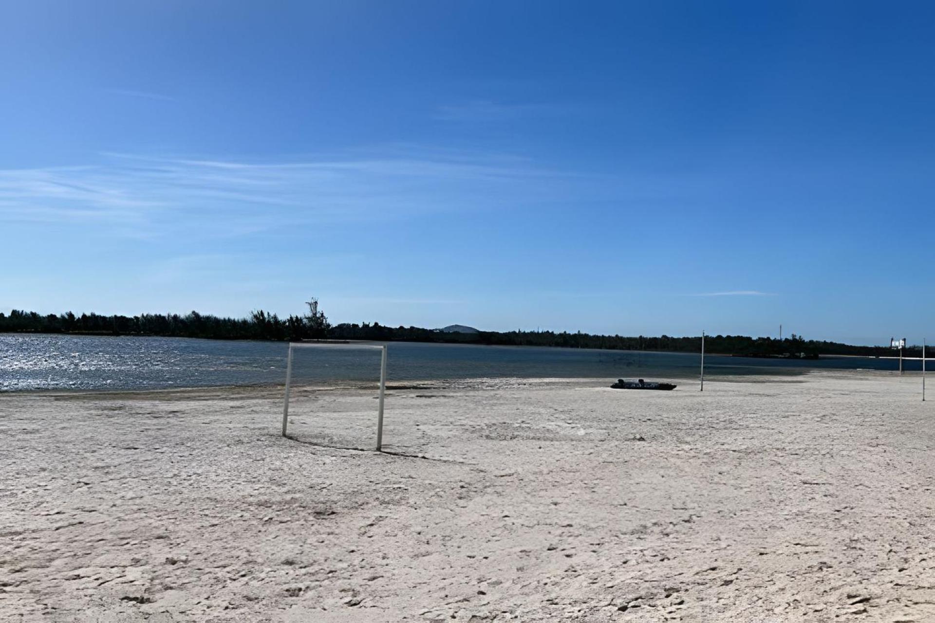 Conforto na beira da Lagoa, Golden Lake Apart