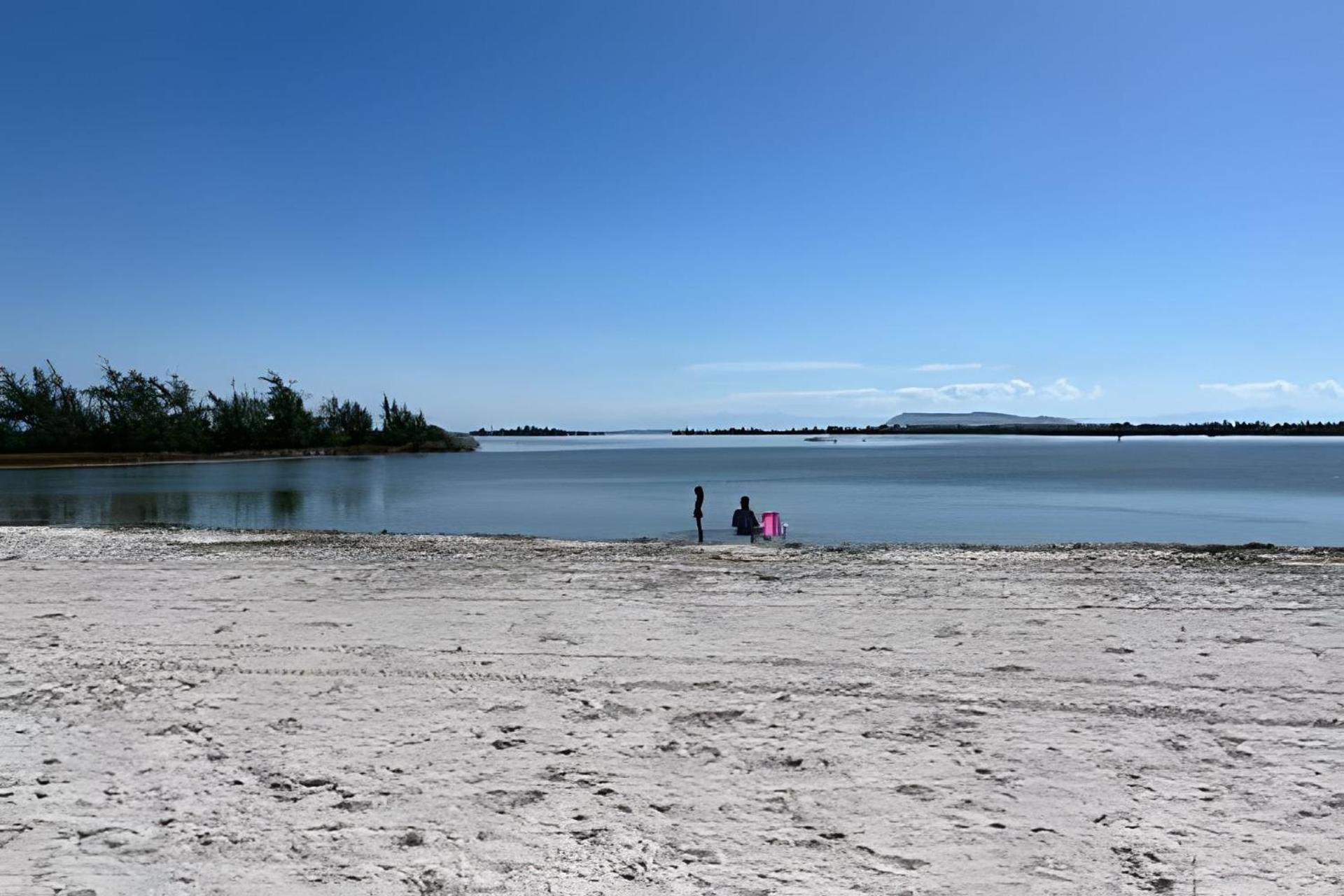 Conforto na beira da Lagoa, Golden Lake Apart