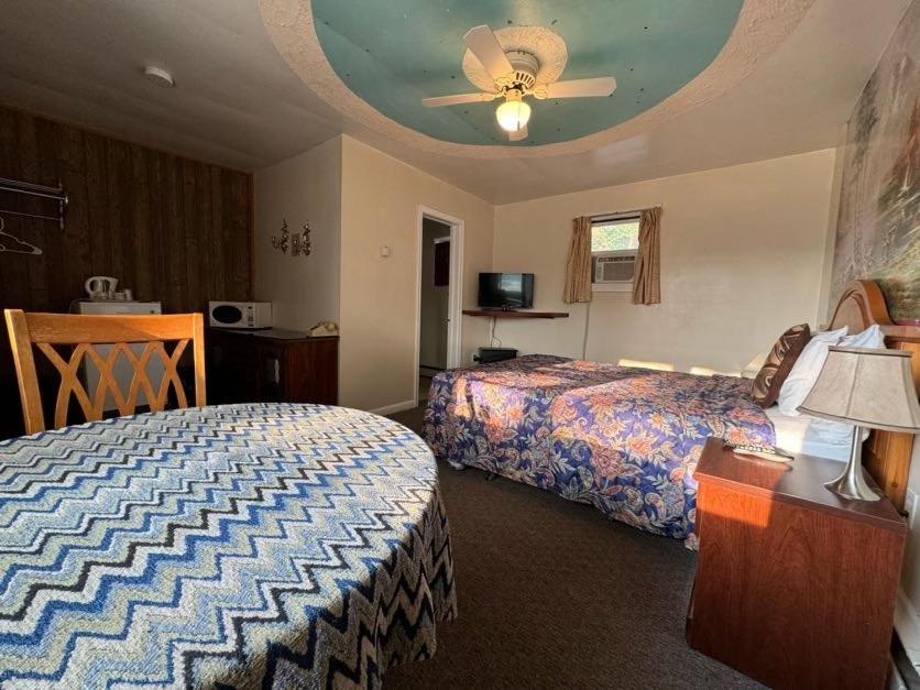 Holiday Motel
