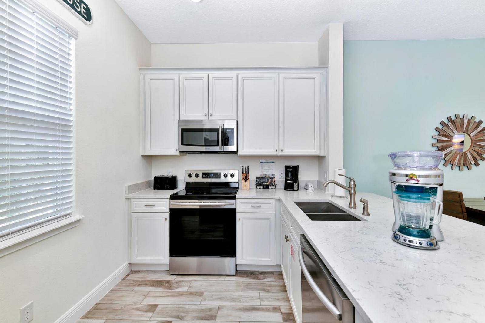 Sky Blue And Palm Trees Cottage Near Disney With Margaritaville Resort Access - 8071KD