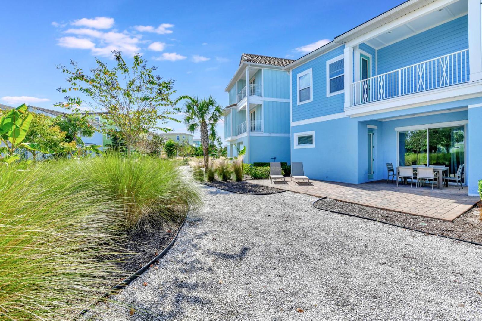 Sky Blue And Palm Trees Cottage Near Disney With Margaritaville Resort Access - 8071KD