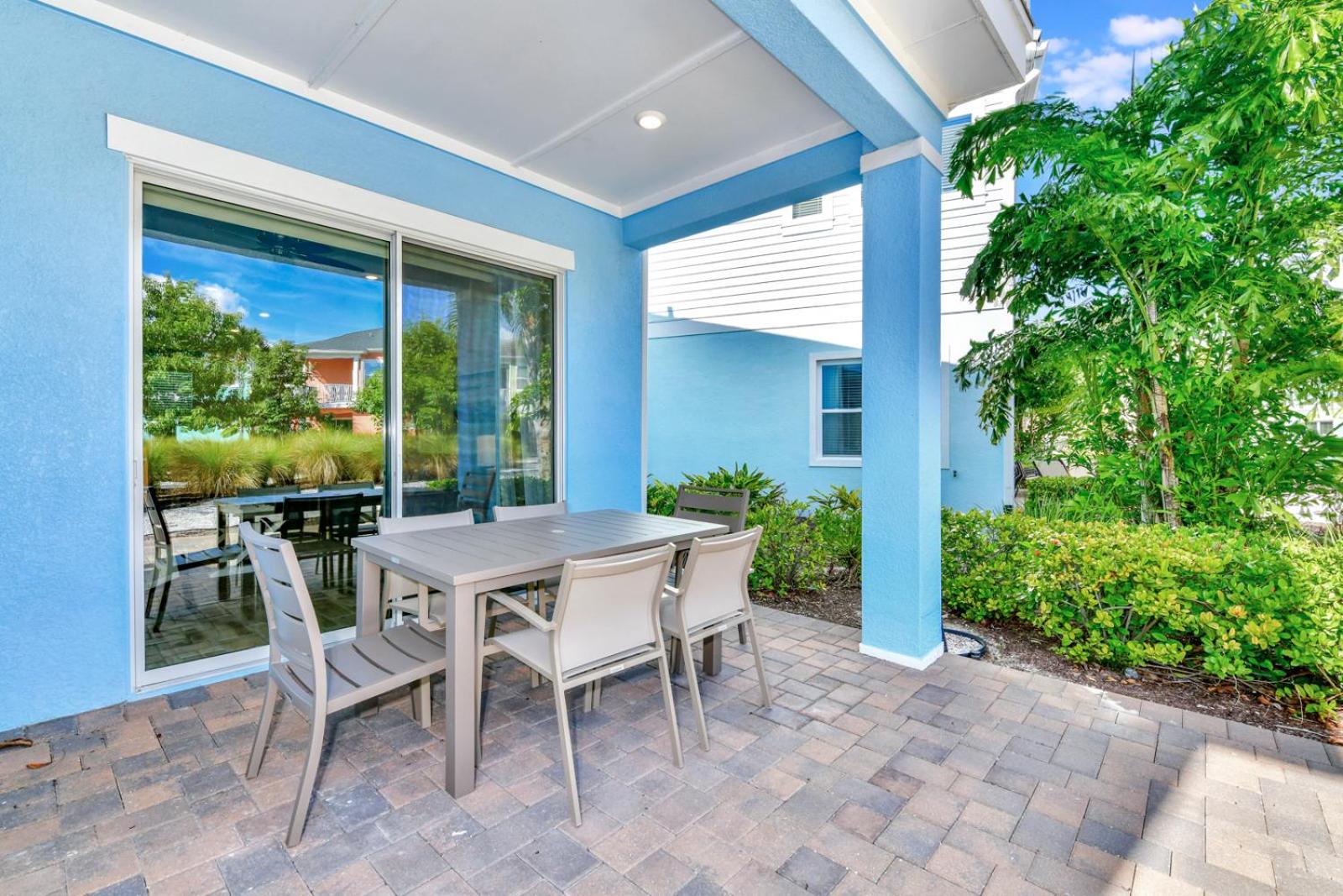 Sky Blue And Palm Trees Cottage Near Disney With Margaritaville Resort Access - 8071KD