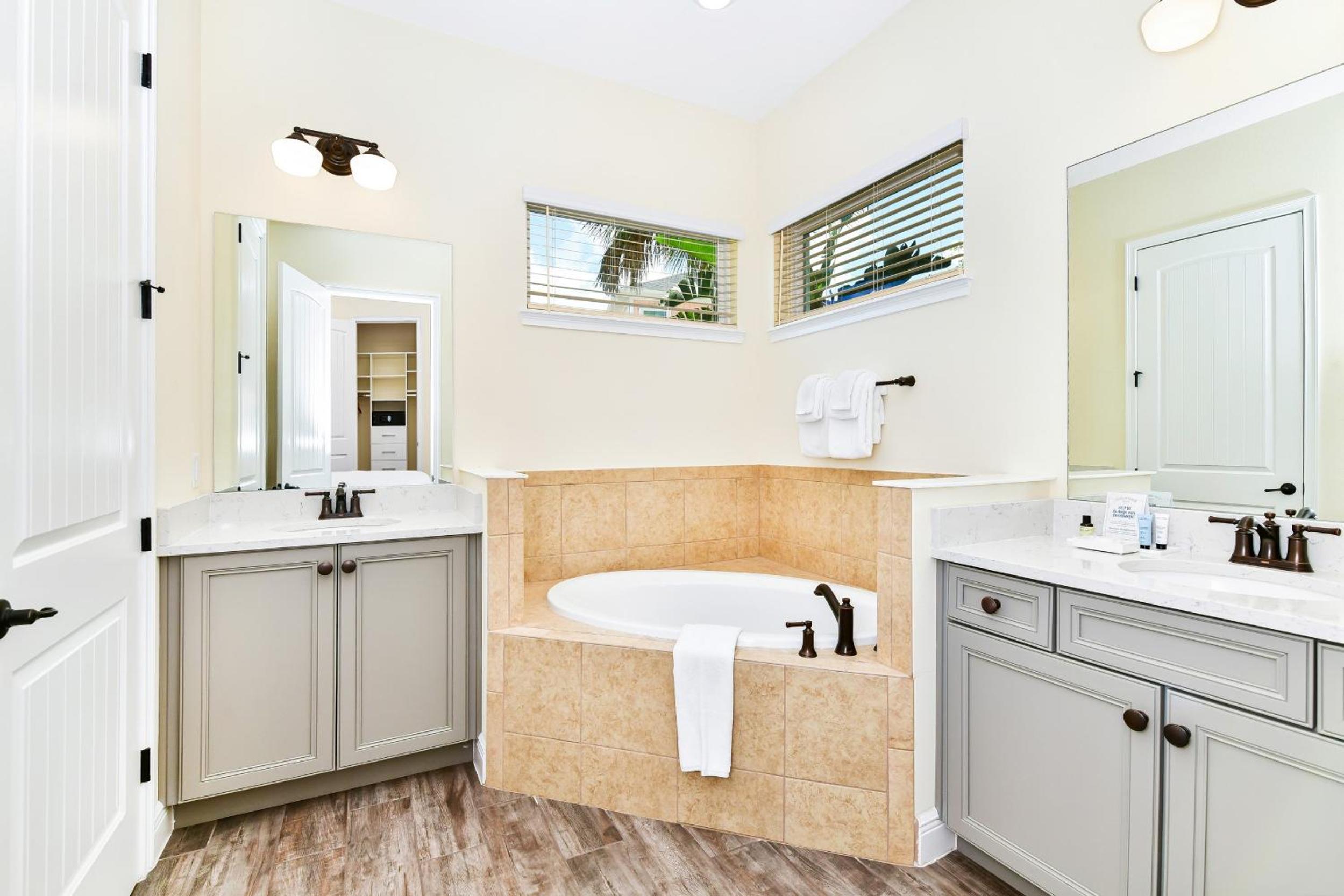 Beautiful Cottage With Hot Tub Near Disney With Margaritaville Resort & Island H2O Access - 8053Ls