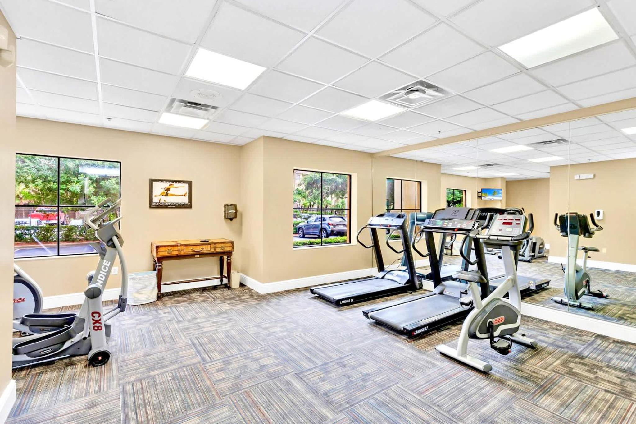 King bed Condo Near Universal Studio - Pool and Hot Tub