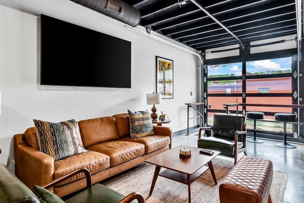 Downtown Kentucky Home Perfect for Groups view 5