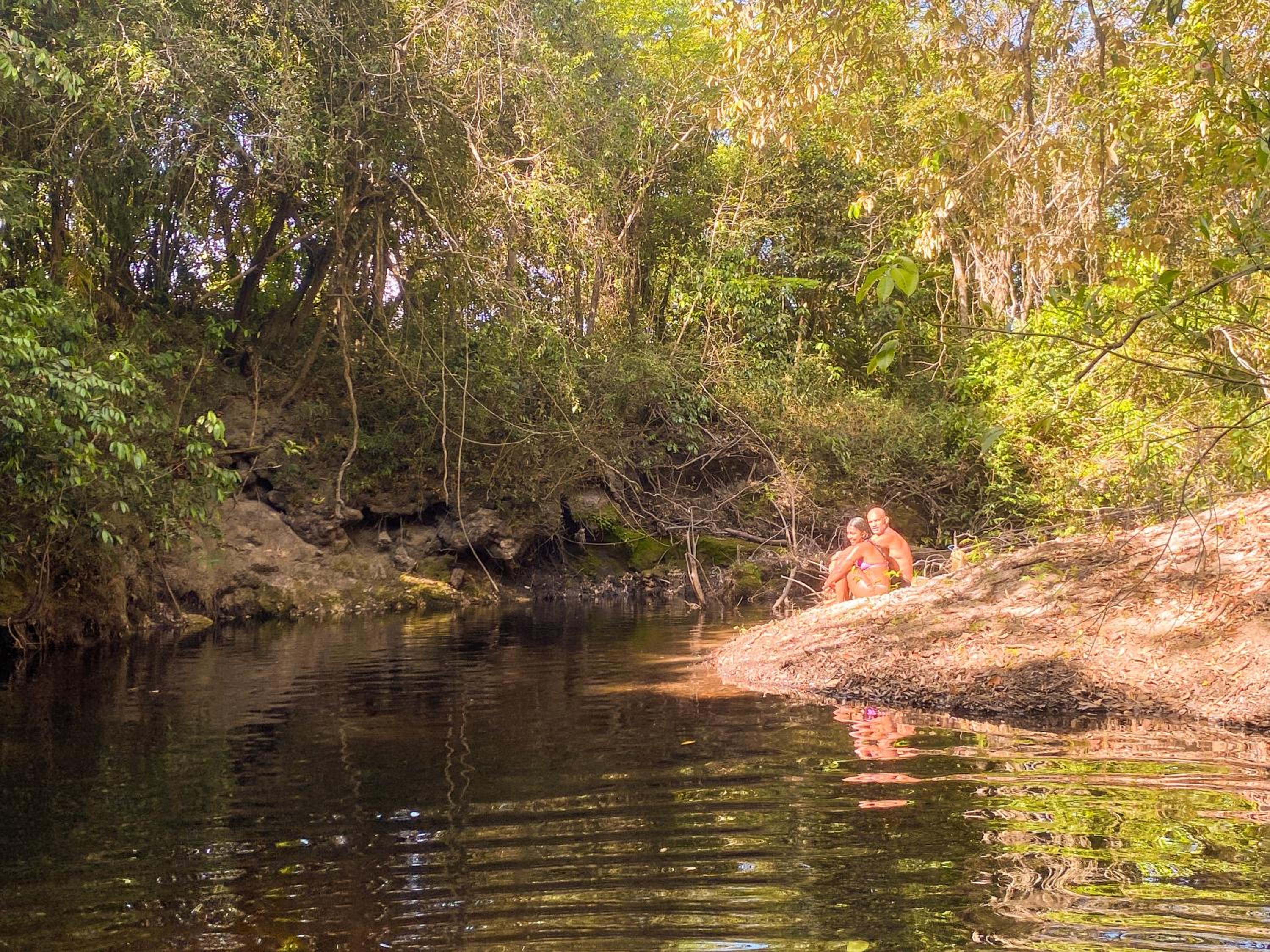 Hospedagem com banheira e rio em Alto Paraíso de Goiás