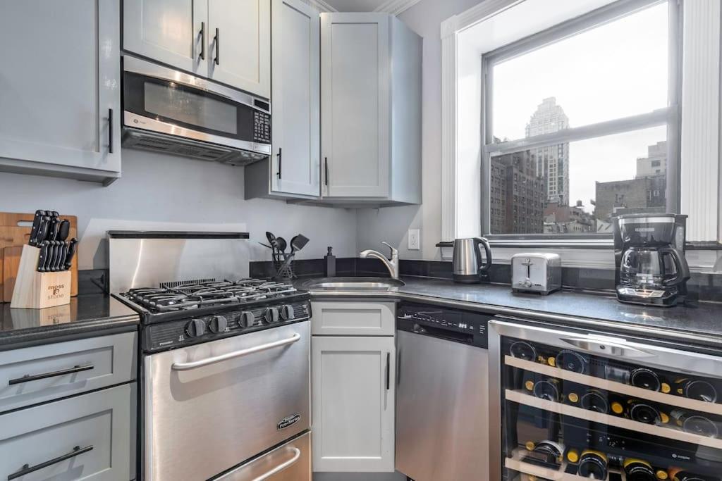 Gorgeous & Bright 3BDR & 1BTH in Midtown Manhattan