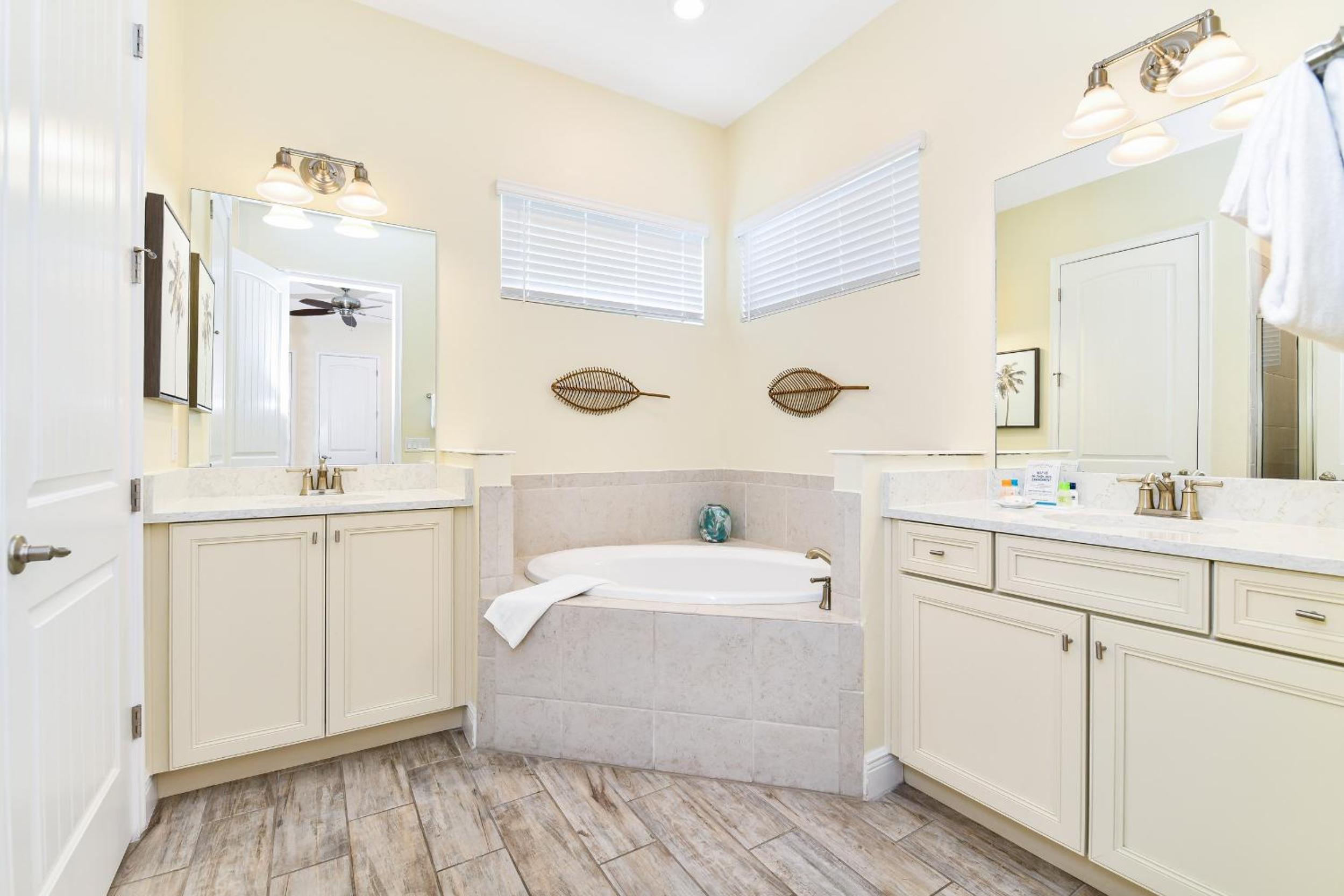 Seashell Cream Cottage With Private Pool Near Disney With Margaritaville Resort & Island H2O Access - 8037St