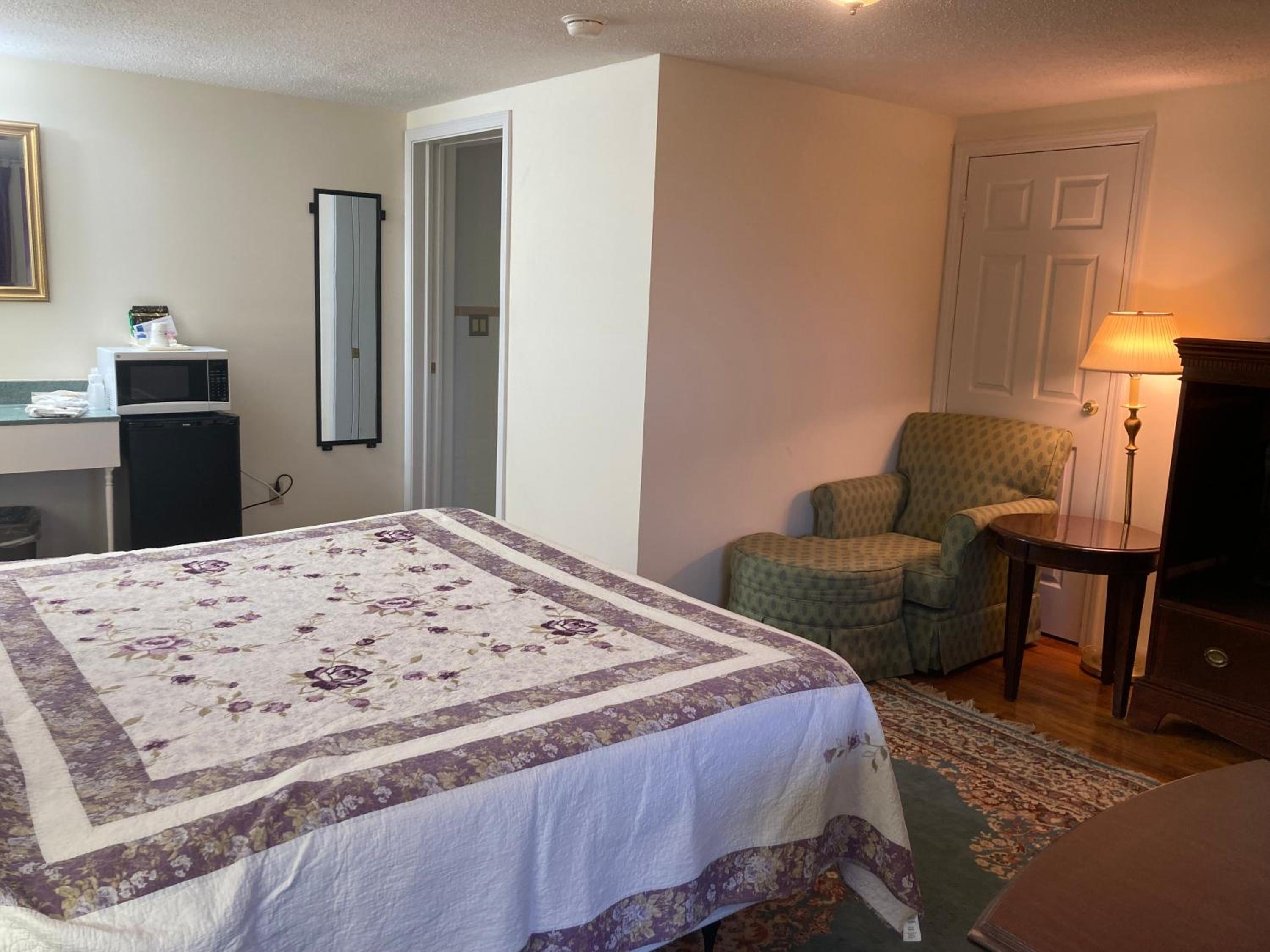 Golden Knight Inn and Suites view 3