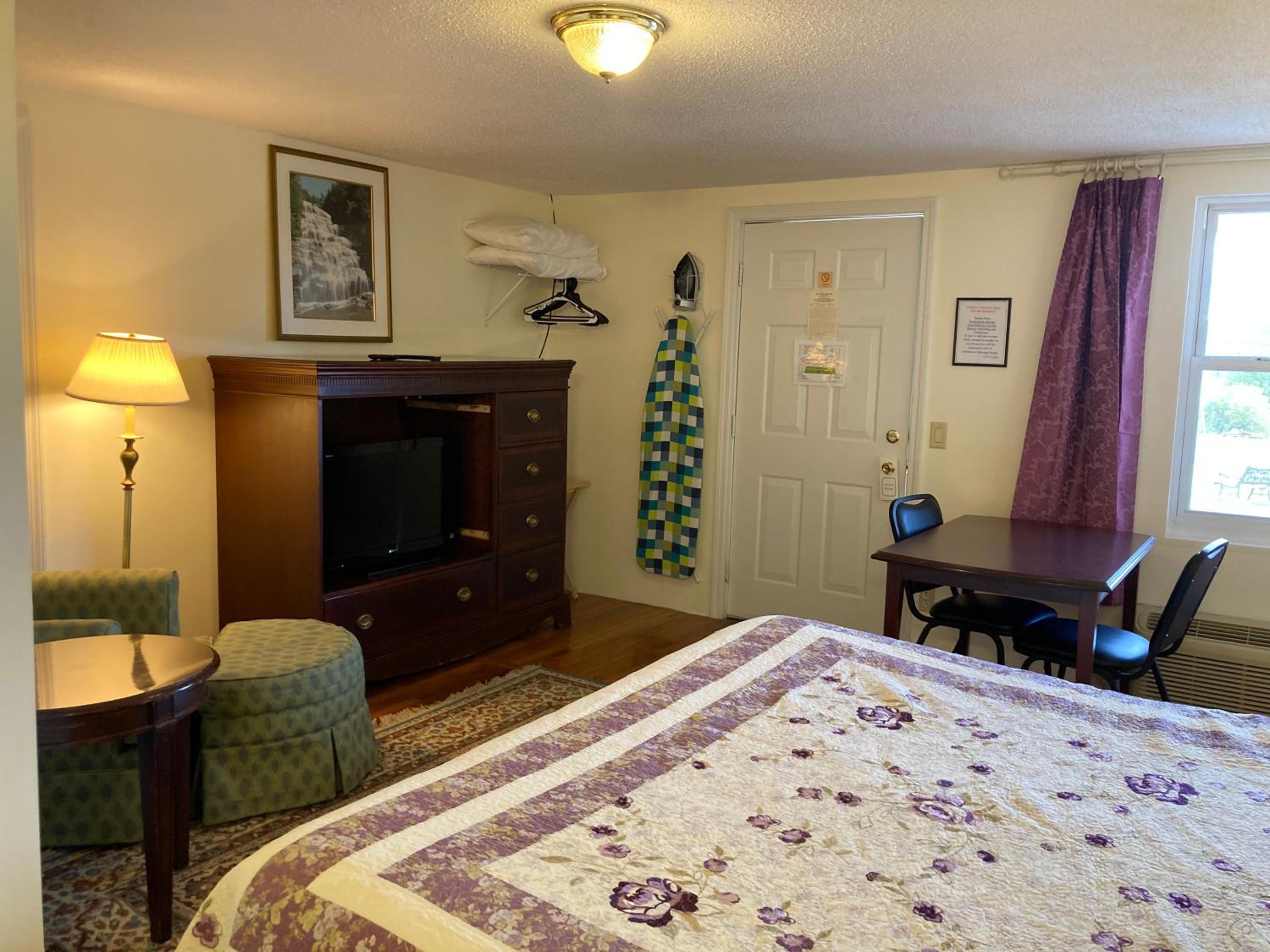 Golden Knight Inn and Suites view 4