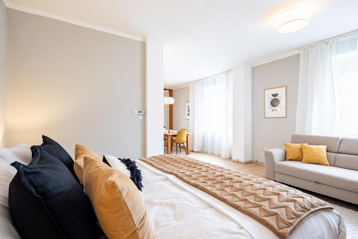 Central - Comfy - Sunny view 4