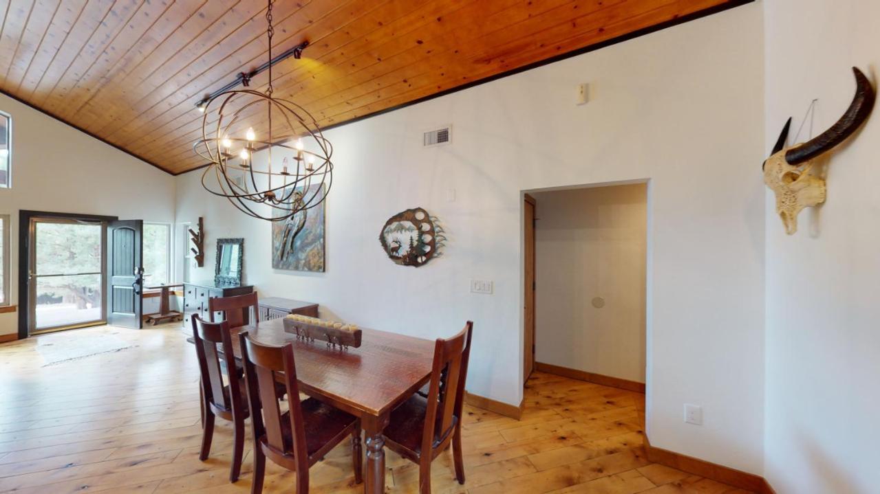 Torreon Cozy Cabin - Decks - BBQ - 4 Bedroom - Sleeps 8
