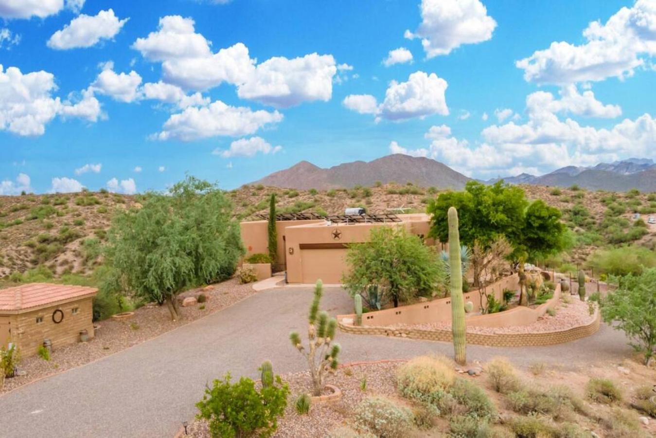 Stunning Secluded Ranch, Sleeps 6 Comfortably, Pool & Jacuzzi