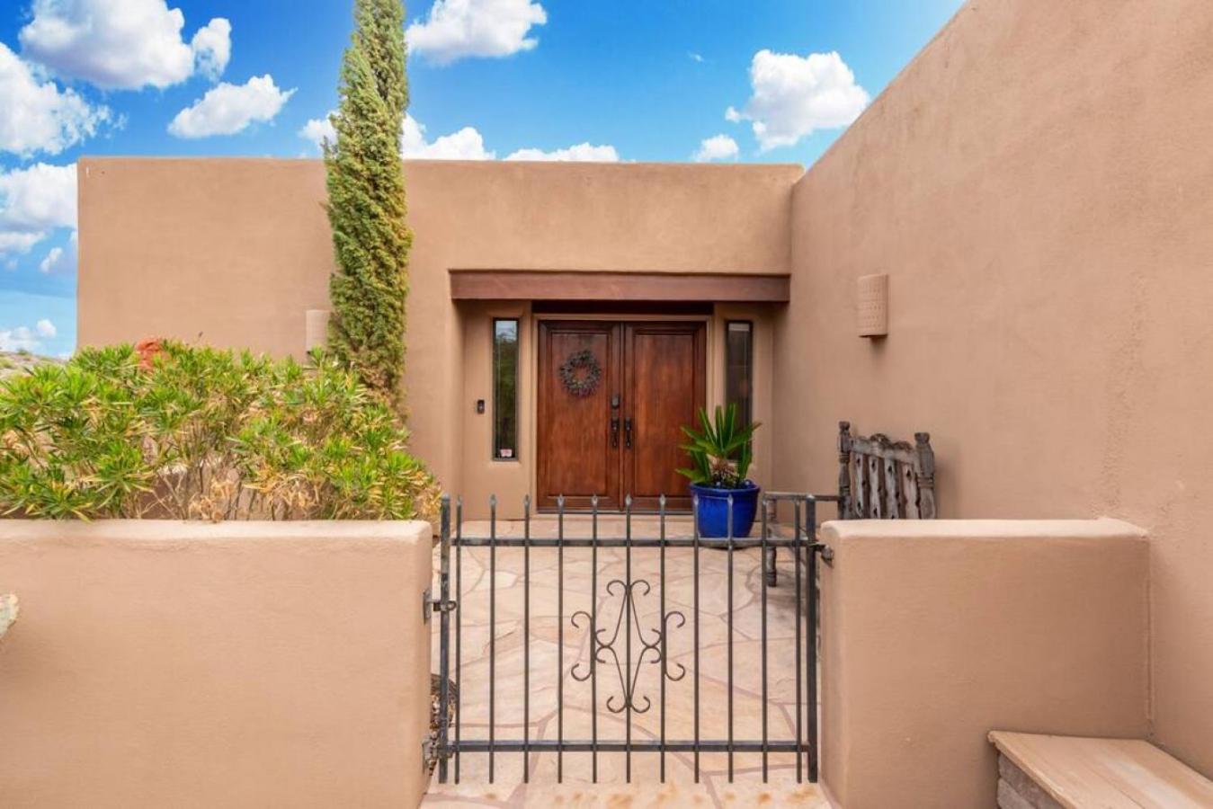 Stunning Secluded Ranch, Sleeps 6 Comfortably, Pool & Jacuzzi