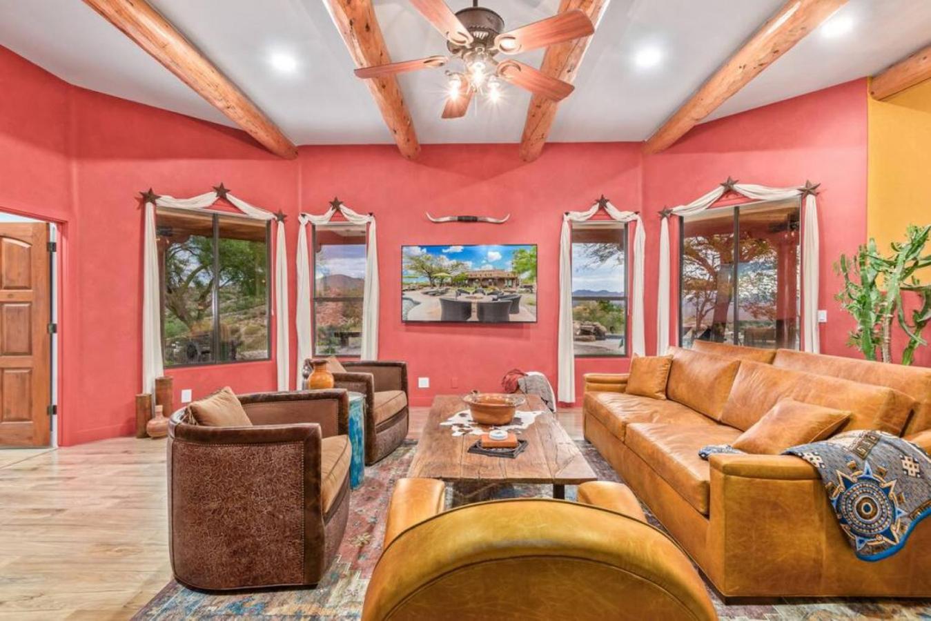 Stunning Secluded Ranch, Sleeps 6 Comfortably, Pool & Jacuzzi