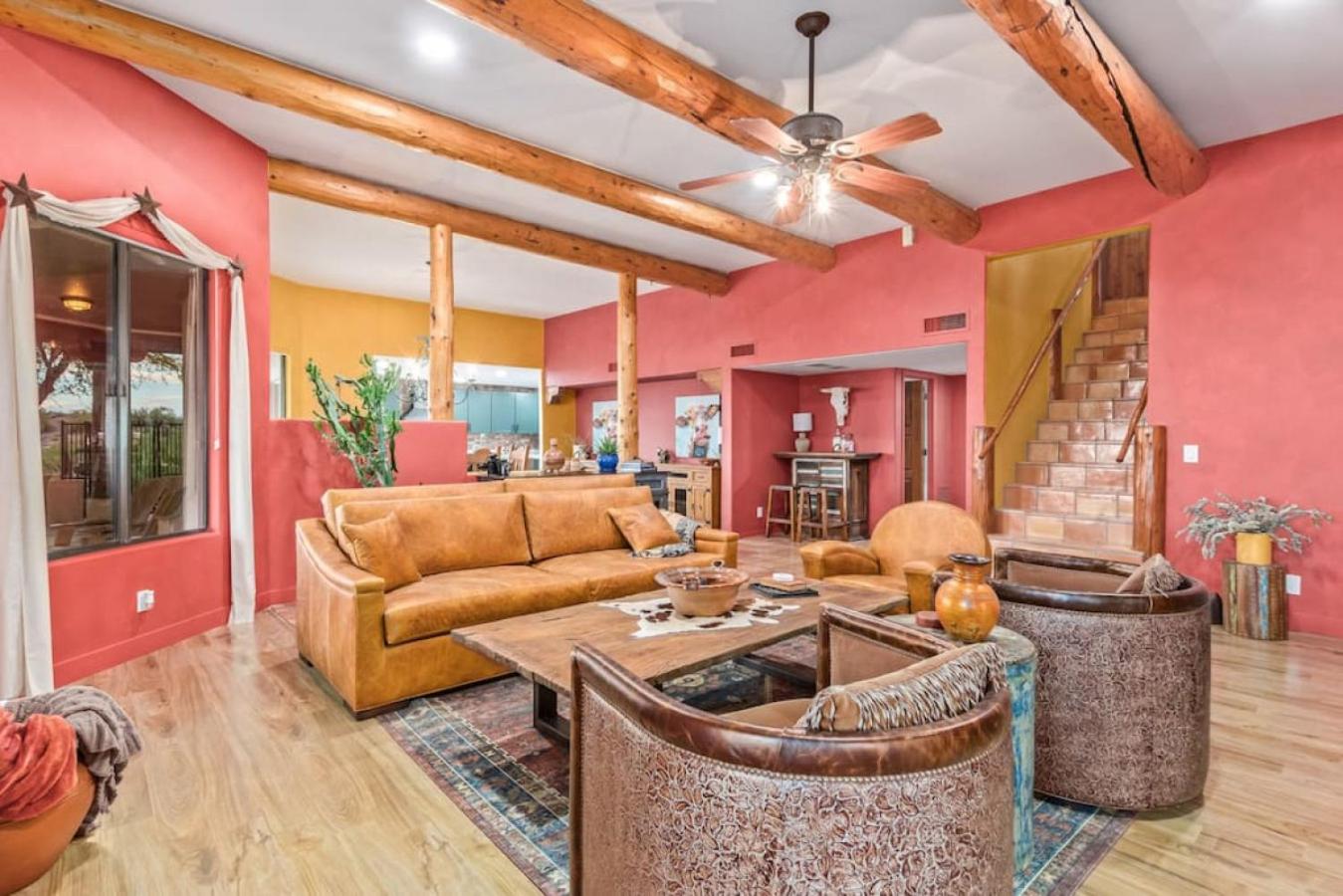 Stunning Secluded Ranch, Sleeps 6 Comfortably, Pool & Jacuzzi