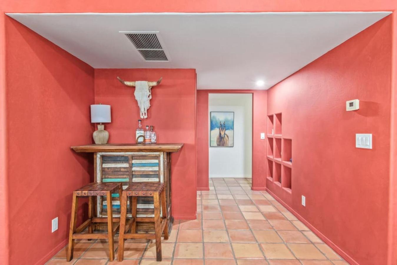 Stunning Secluded Ranch, Sleeps 6 Comfortably, Pool & Jacuzzi