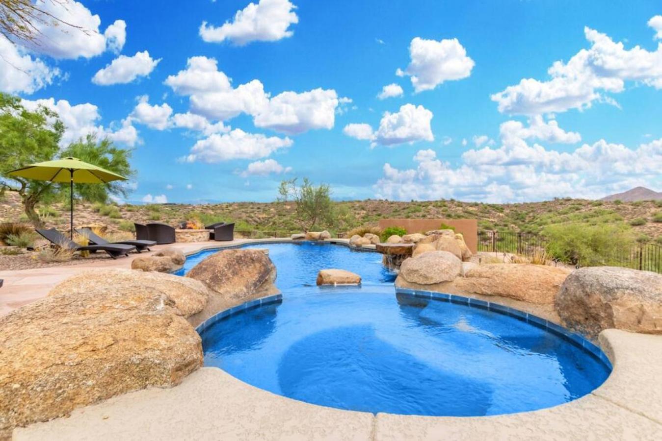 Stunning Secluded Ranch, Sleeps 6 Comfortably, Pool & Jacuzzi