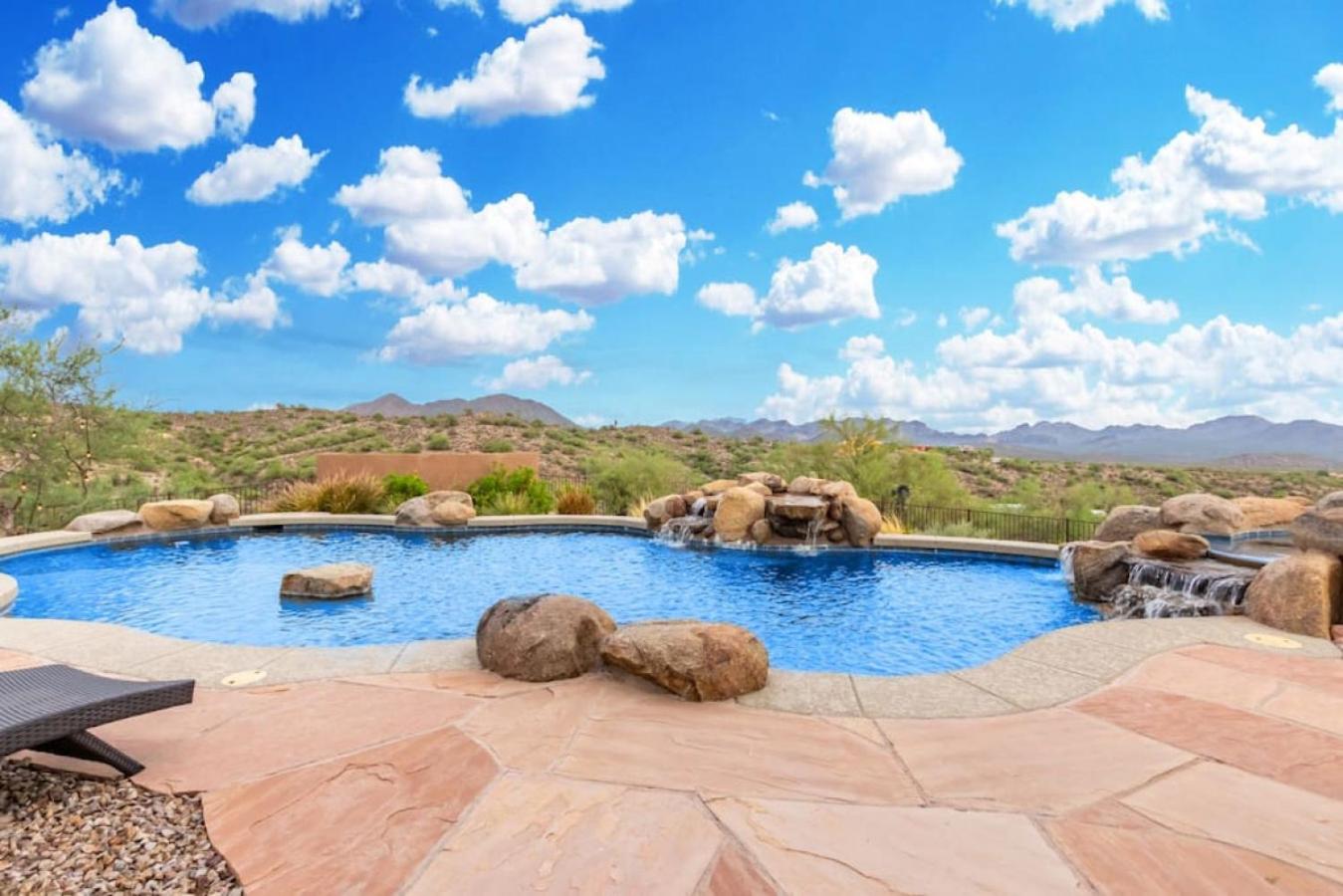 Stunning Secluded Ranch, Sleeps 6 Comfortably, Pool & Jacuzzi