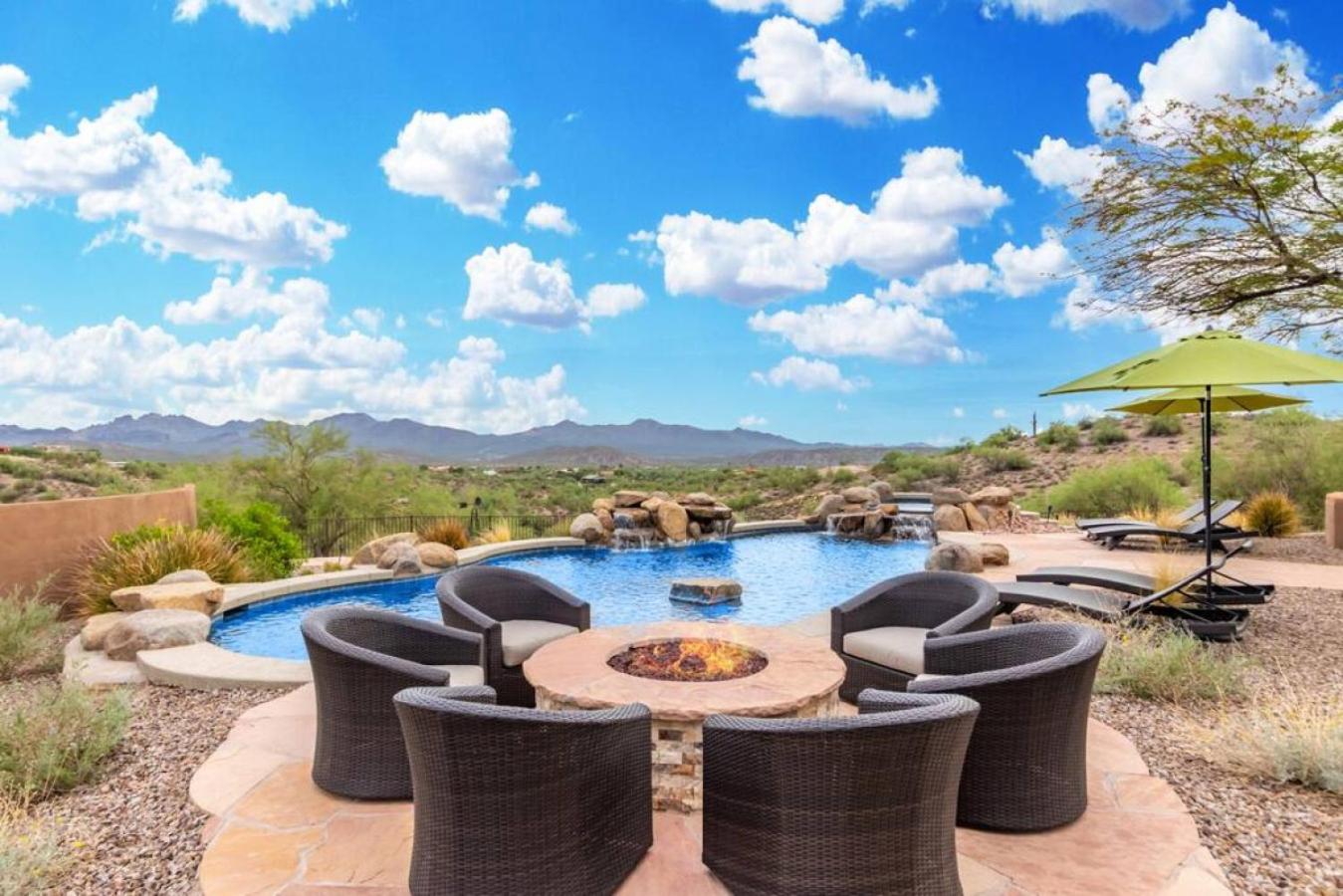 Stunning Secluded Ranch, Sleeps 6 Comfortably, Pool & Jacuzzi