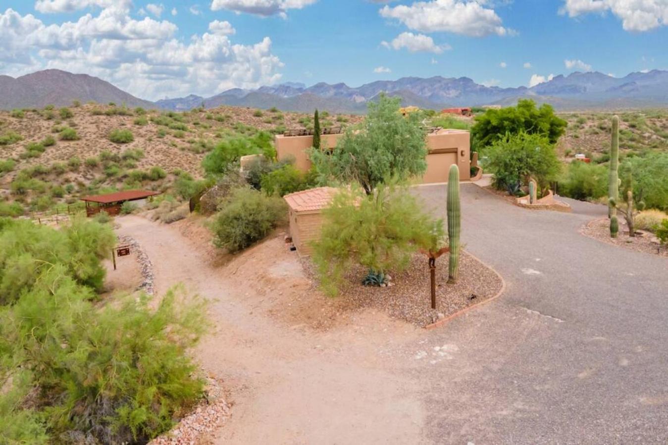 Stunning Secluded Ranch, Sleeps 6 Comfortably, Pool & Jacuzzi