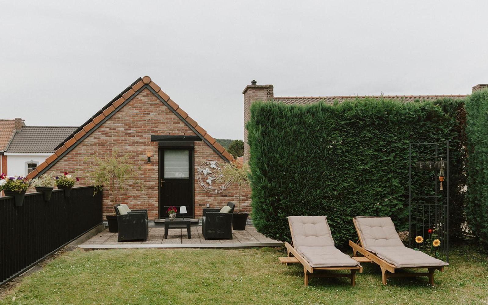 Bij de secretaris