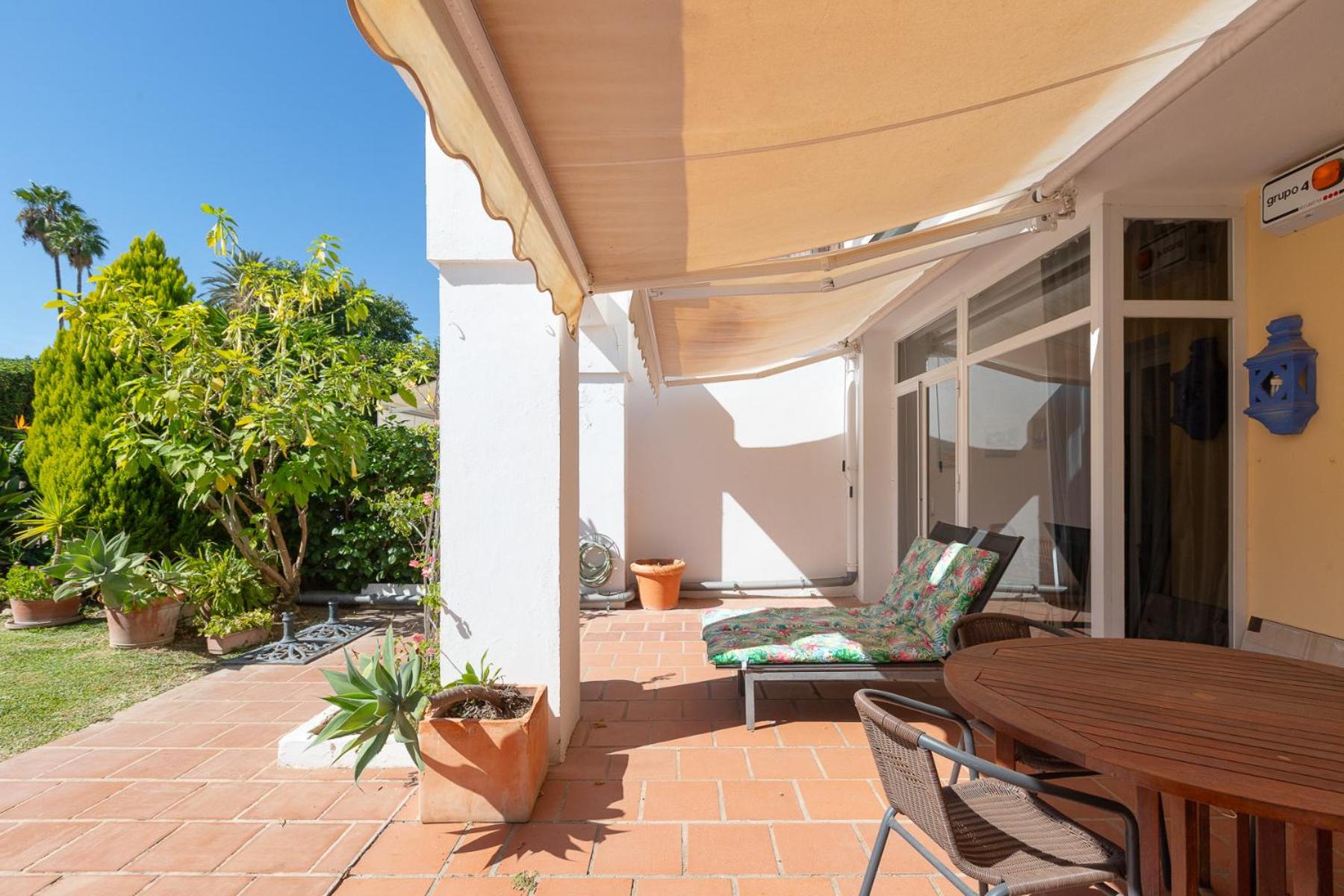 Apartamento con piscina en 1ª línea Golf La Quinta view 2