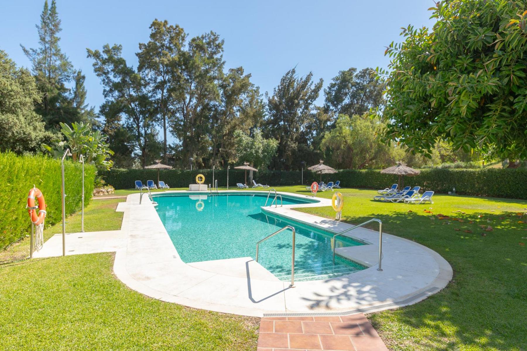 Apartamento con piscina en 1ª línea Golf La Quinta view 5