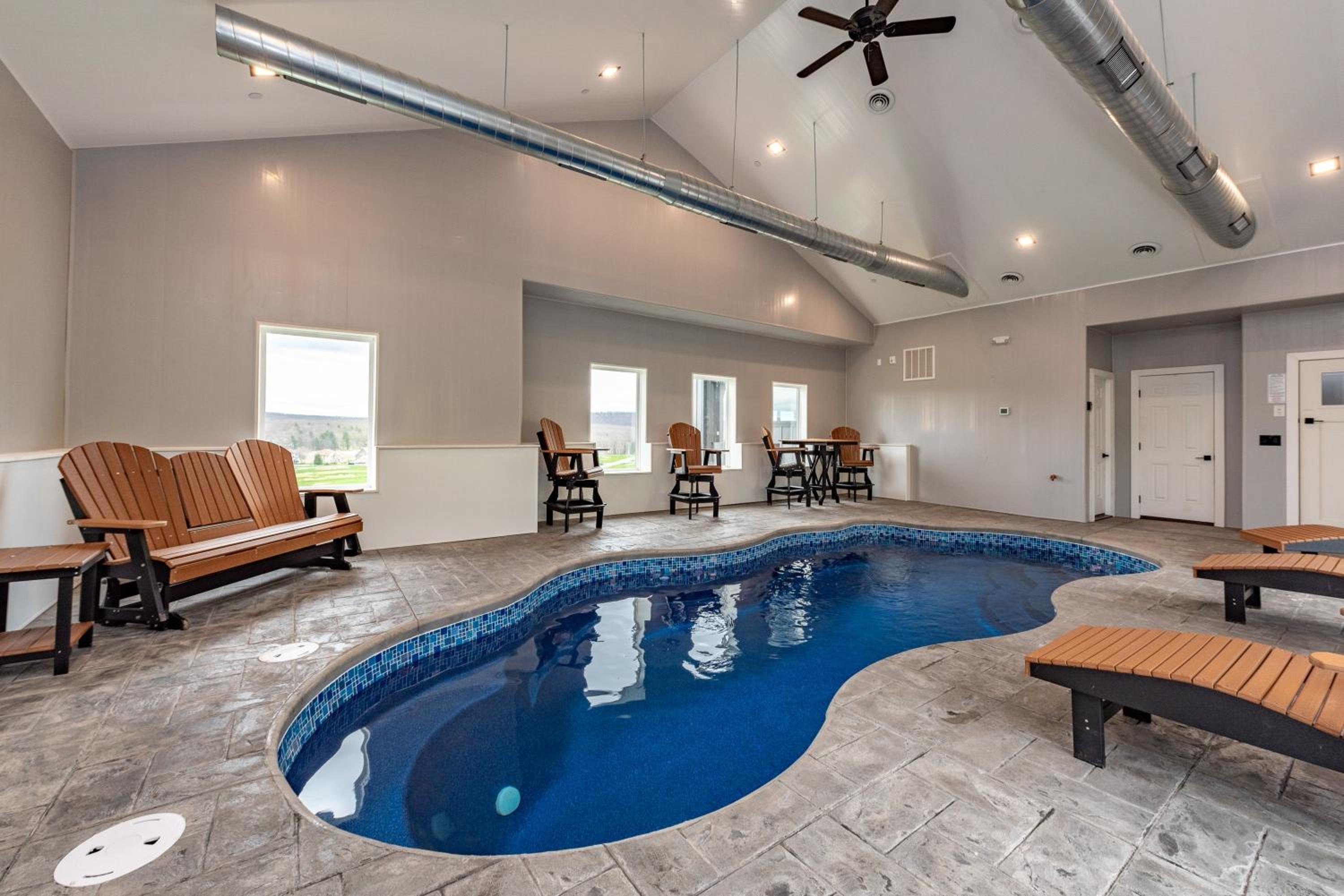The Crooked Oak Lodge Deep Creek Indoor Pool-Hot Tub-Dogs Welcome view 3