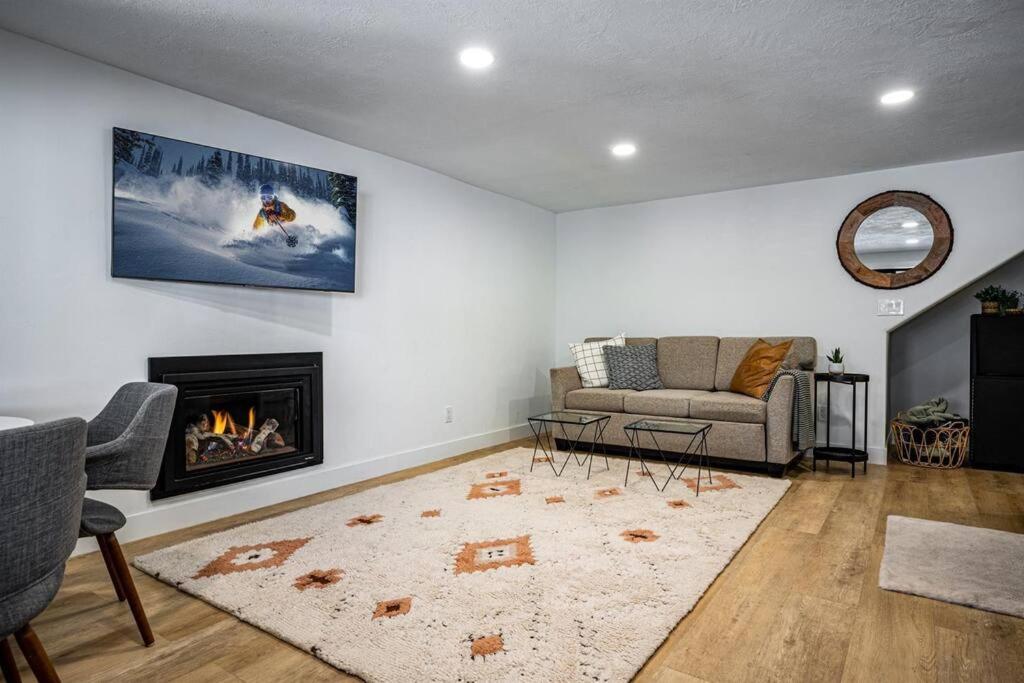 Amazing Pineview Hideaway with Hot Tub and Stunning Views view 5