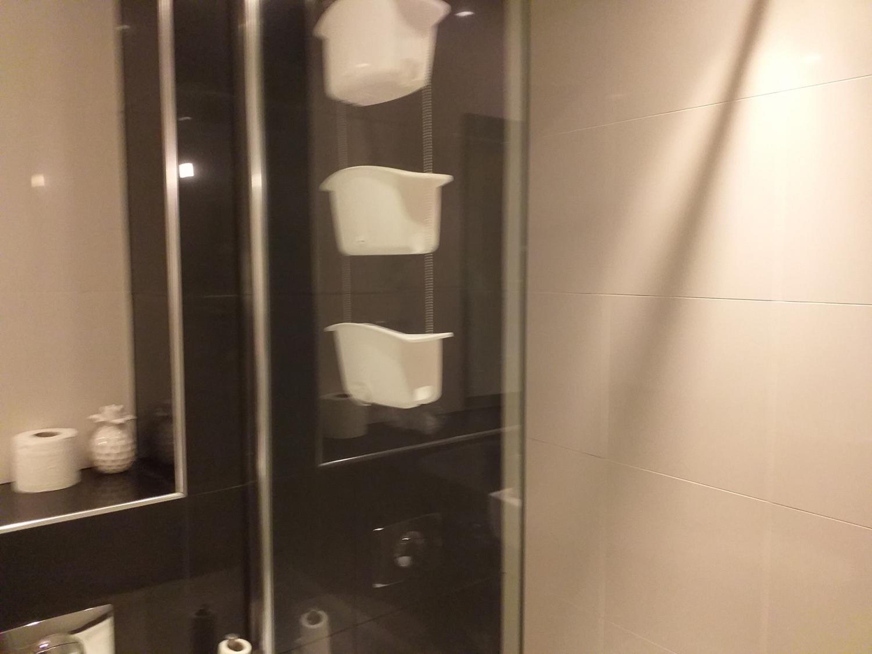 Comfortable 1 bedroom Apartment with Pedestal Fan -FREE WiFi for up to 3 5