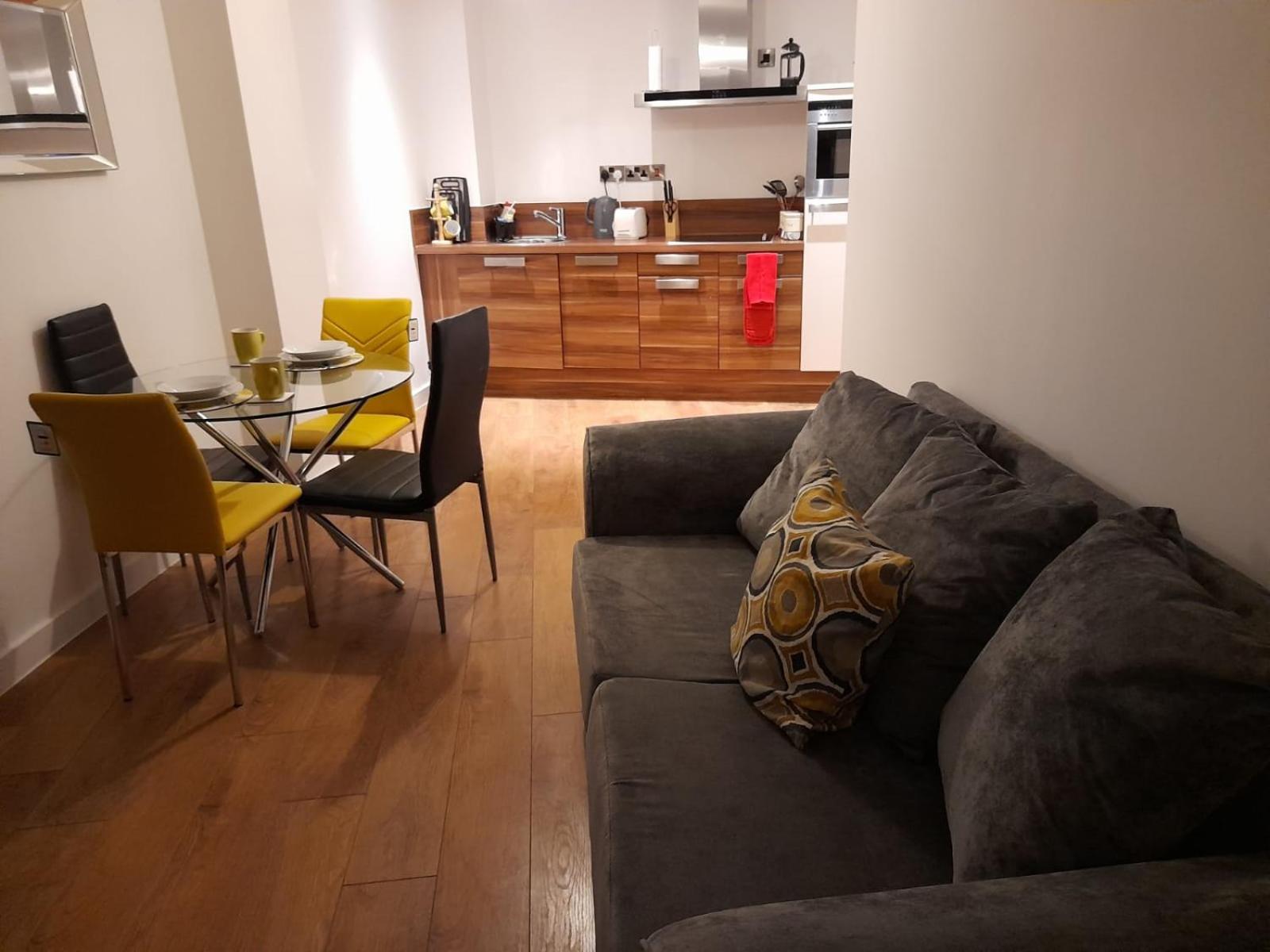Comfortable 1 bedroom Apartment with Pedestal Fan -FREE WiFi for up to 3 3