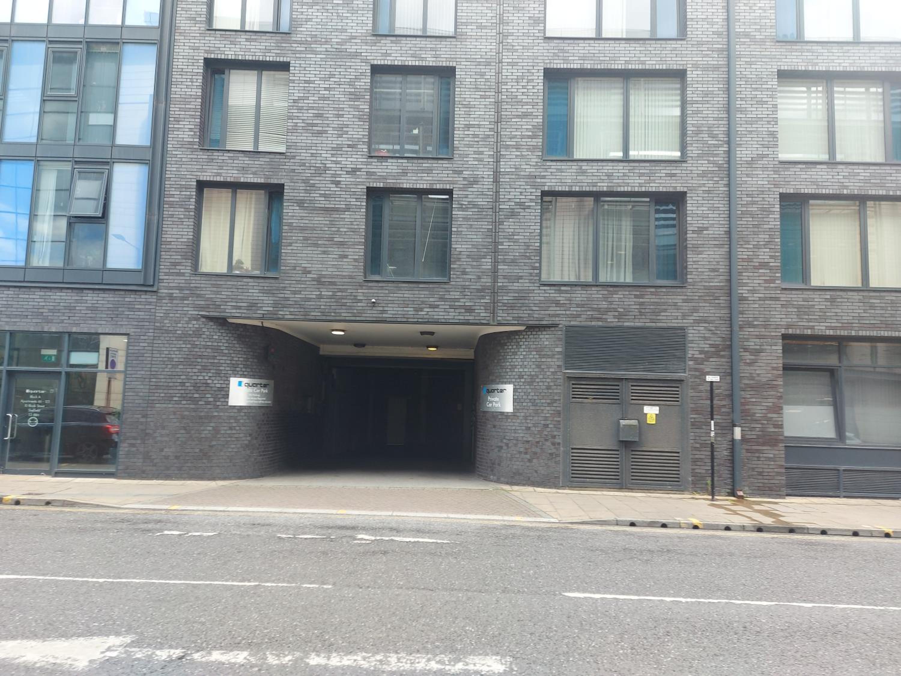 Comfortable 1 bedroom Apartment with Pedestal Fan -FREE WiFi for up to 3