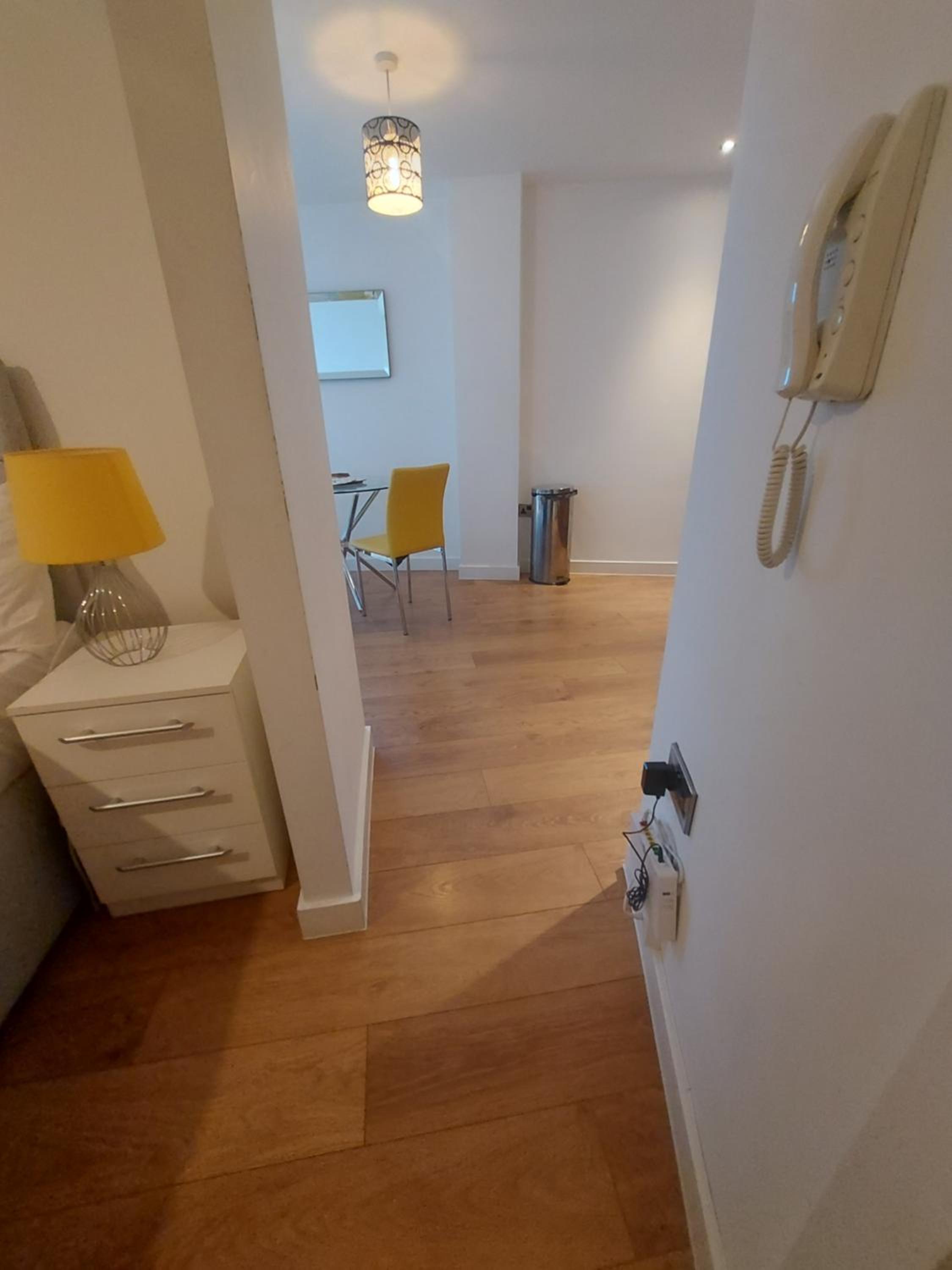 Comfortable 1 bedroom Apartment with Pedestal Fan -FREE WiFi for up to 3