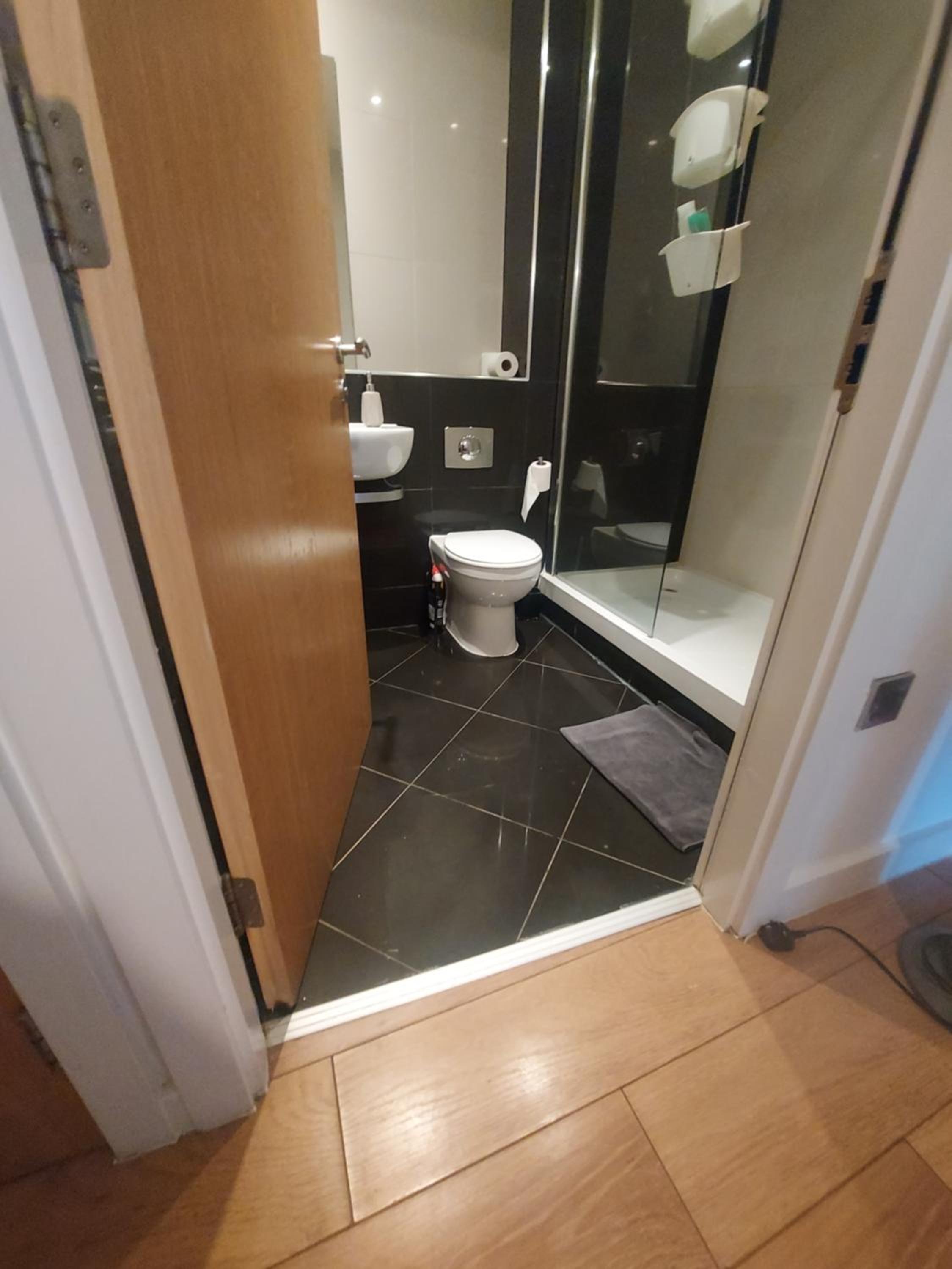 Comfortable 1 bedroom Apartment with Pedestal Fan -FREE WiFi for up to 3