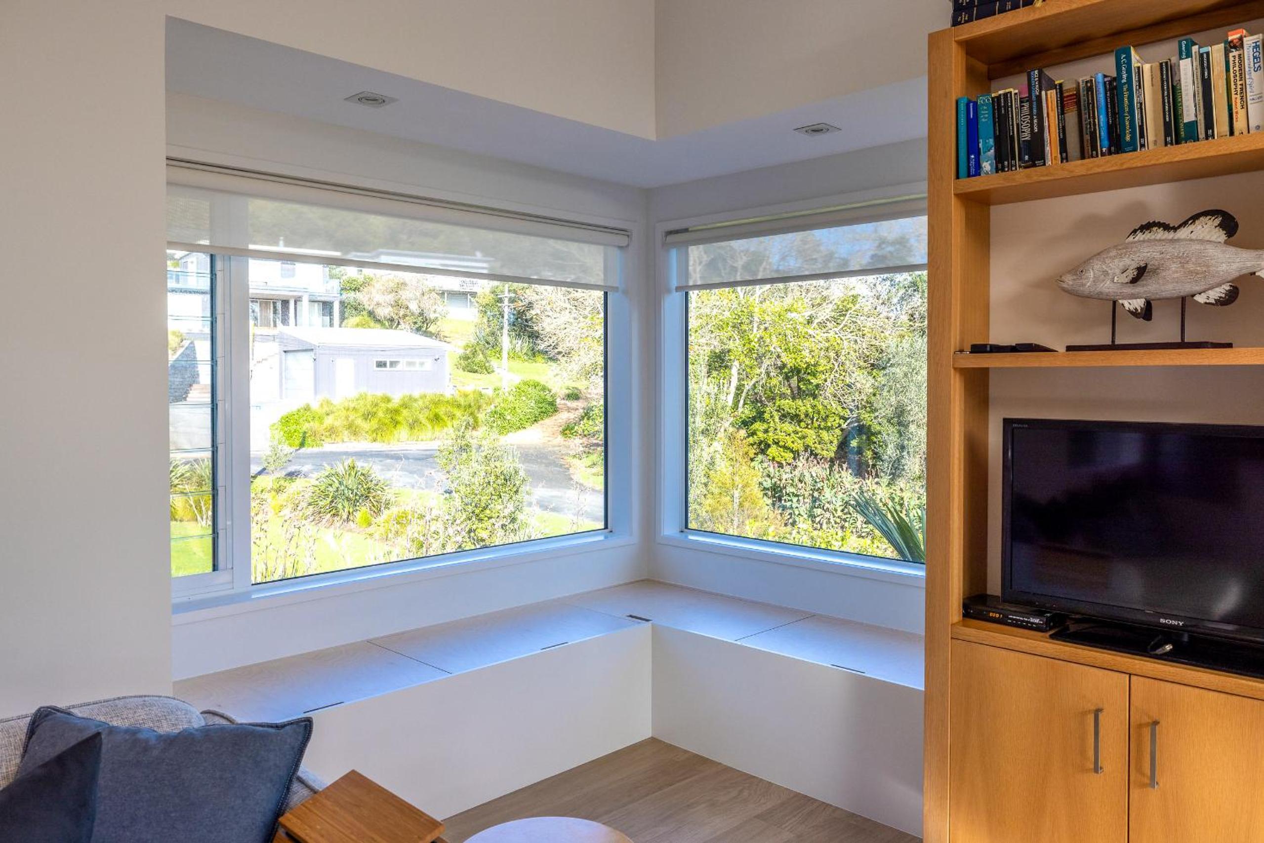 Seaviews on Second - 100 metres from Onetangi Beach! - Be My Guest Waiheke view 4
