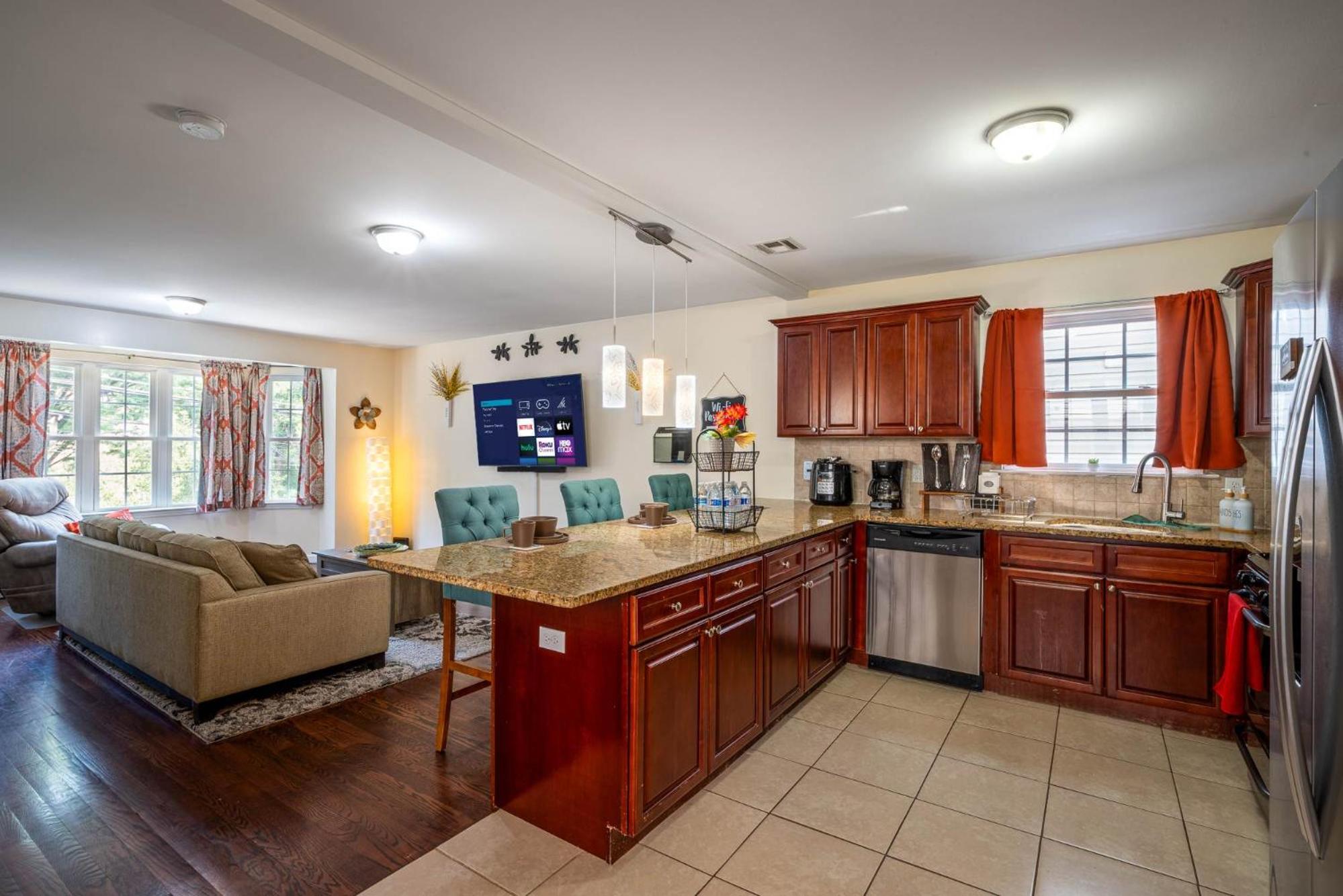 Newark Gem Ruby 3BR, 3BA - Sleeps 14 - Walk to Prudential Center and Newark Penn Station, Near EWR and American Dream Mall, includes Parking - WiFi - Laund view 5