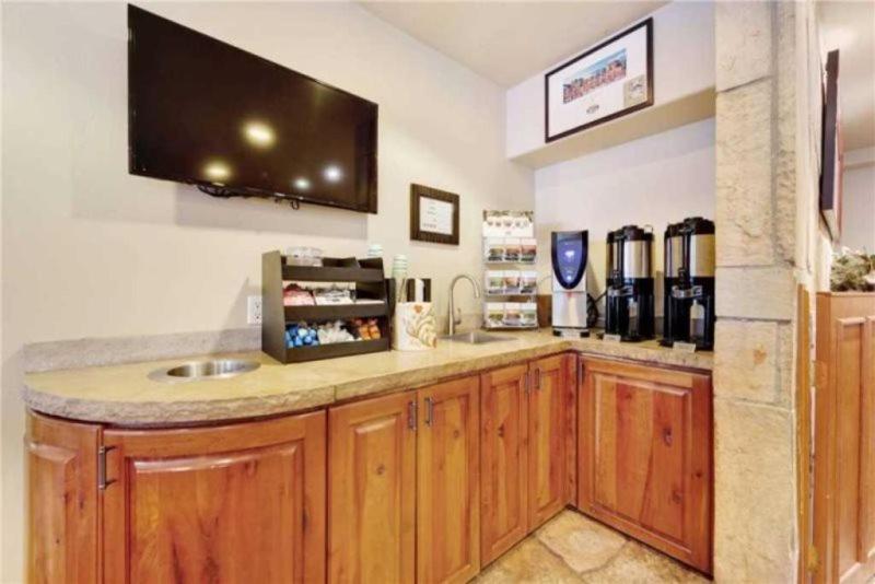 Ski In, Ski Out Studio Condo In The Heart Of Lionshead Village With Hot Tub And Pool Access