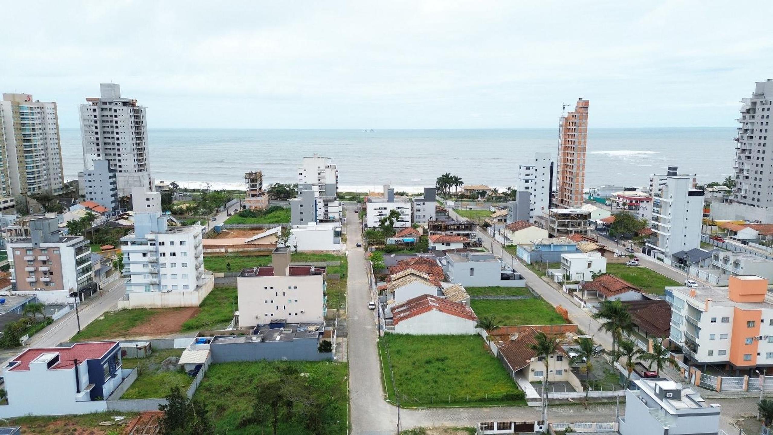 Prédio fantástico apenas 300m da praia