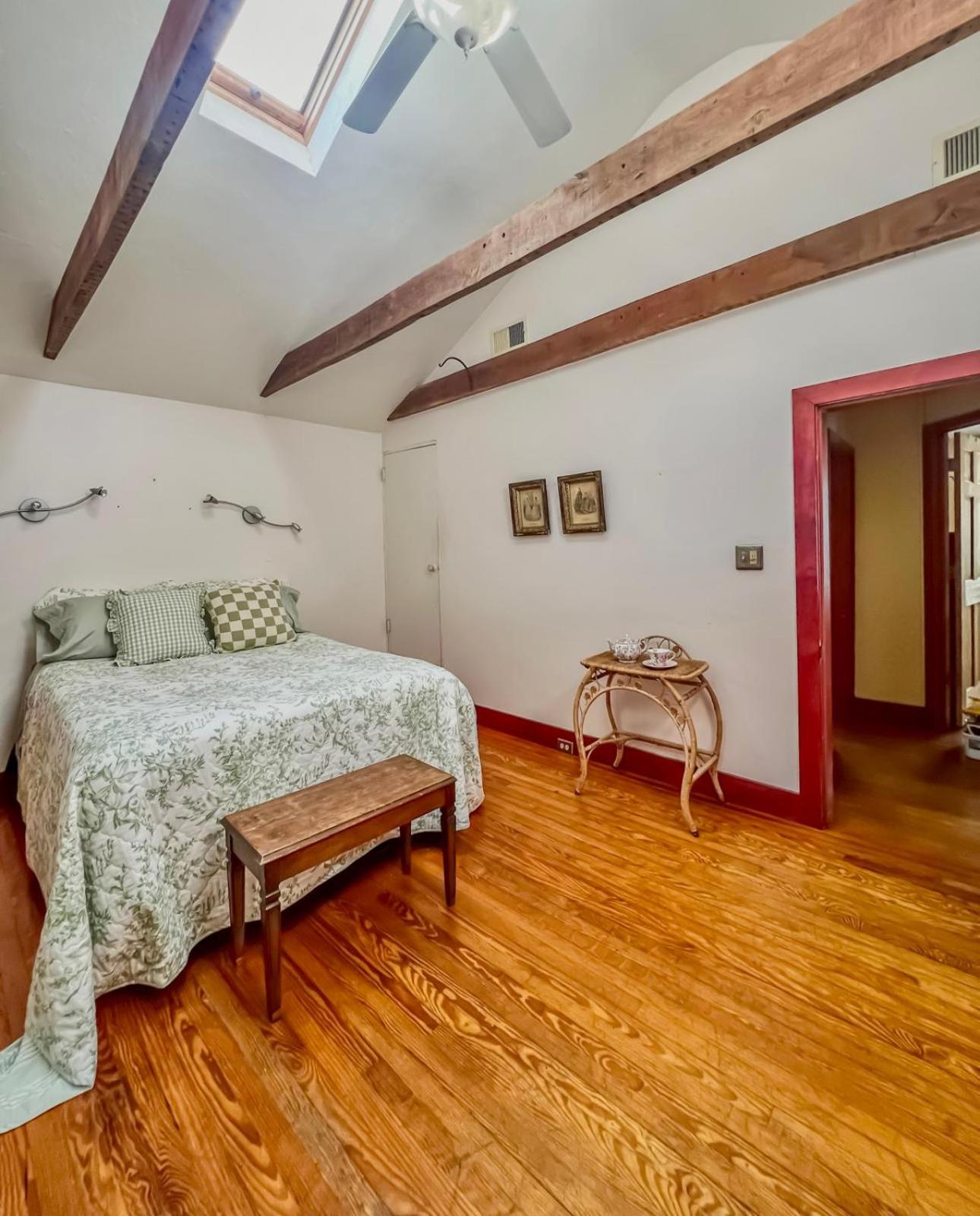 Historic Downtown Gettysburg Entire Home with Free Parking view 4