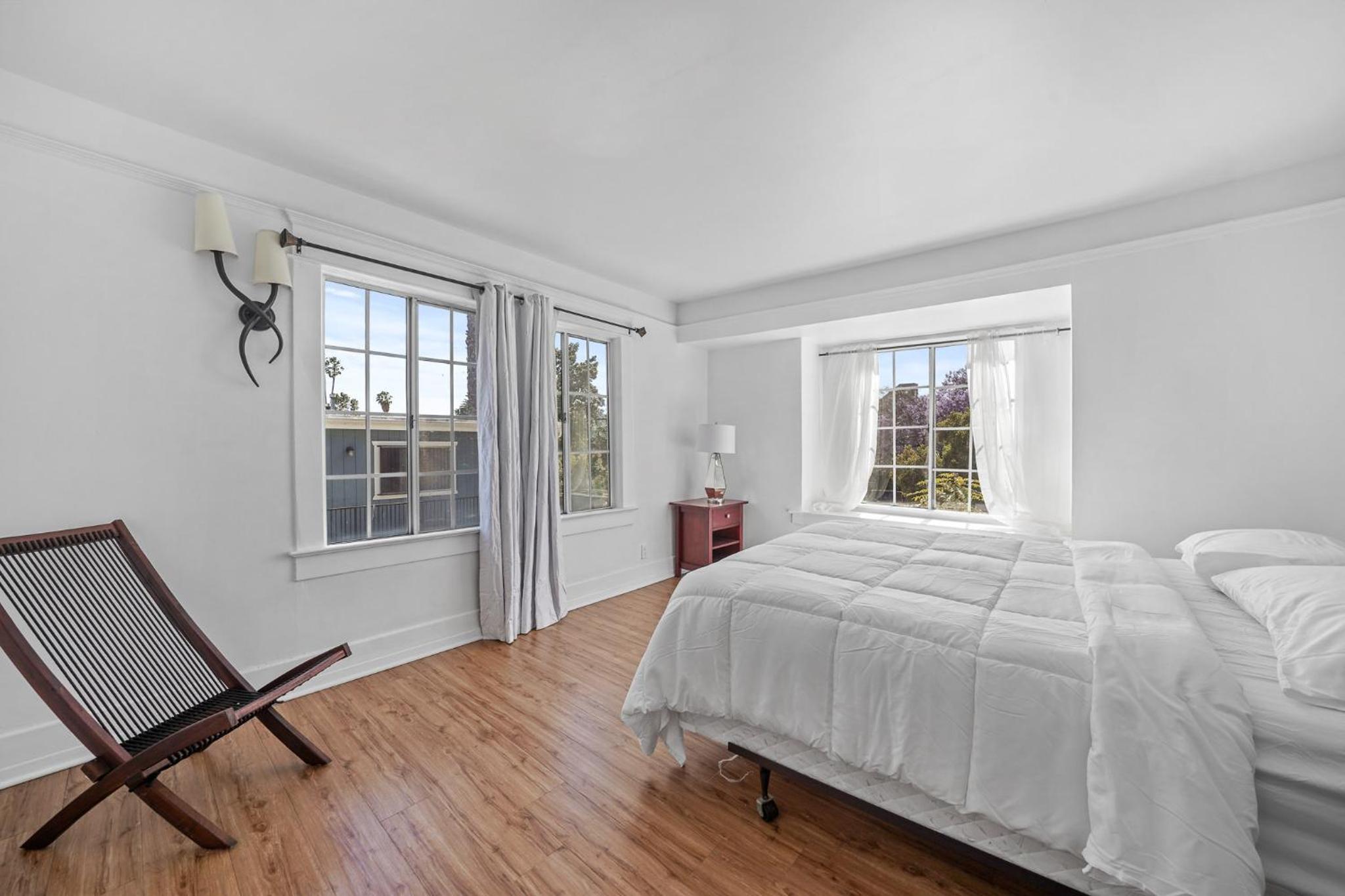 Spacious Chic 5 Bedroom Perfect for Large Group With parking