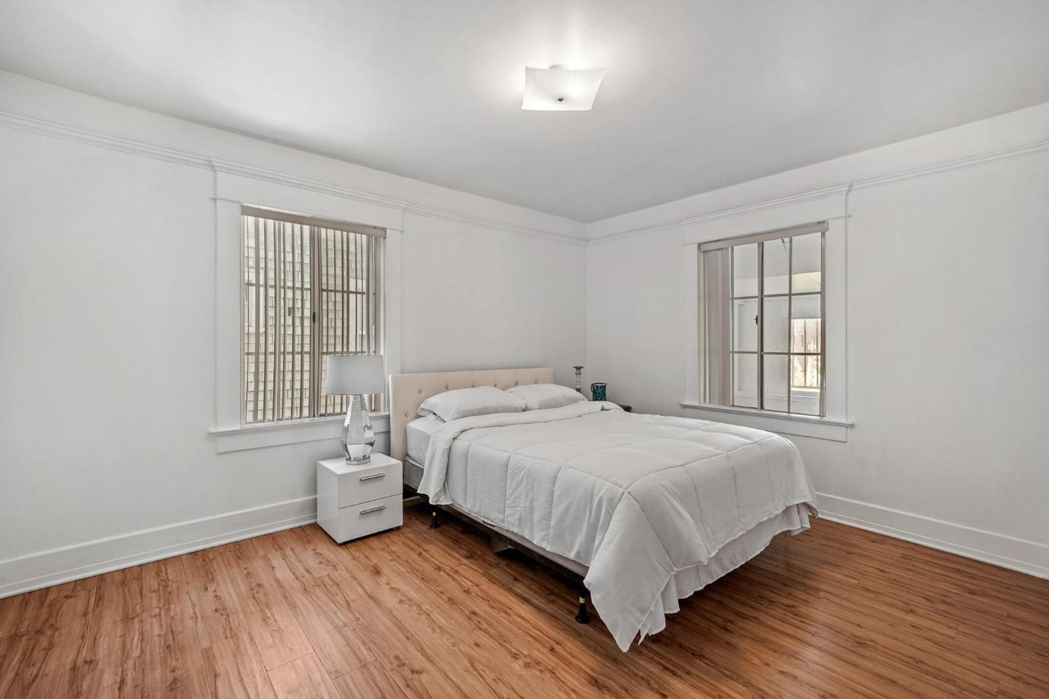 Spacious Chic 5 Bedroom Perfect for Large Group With parking