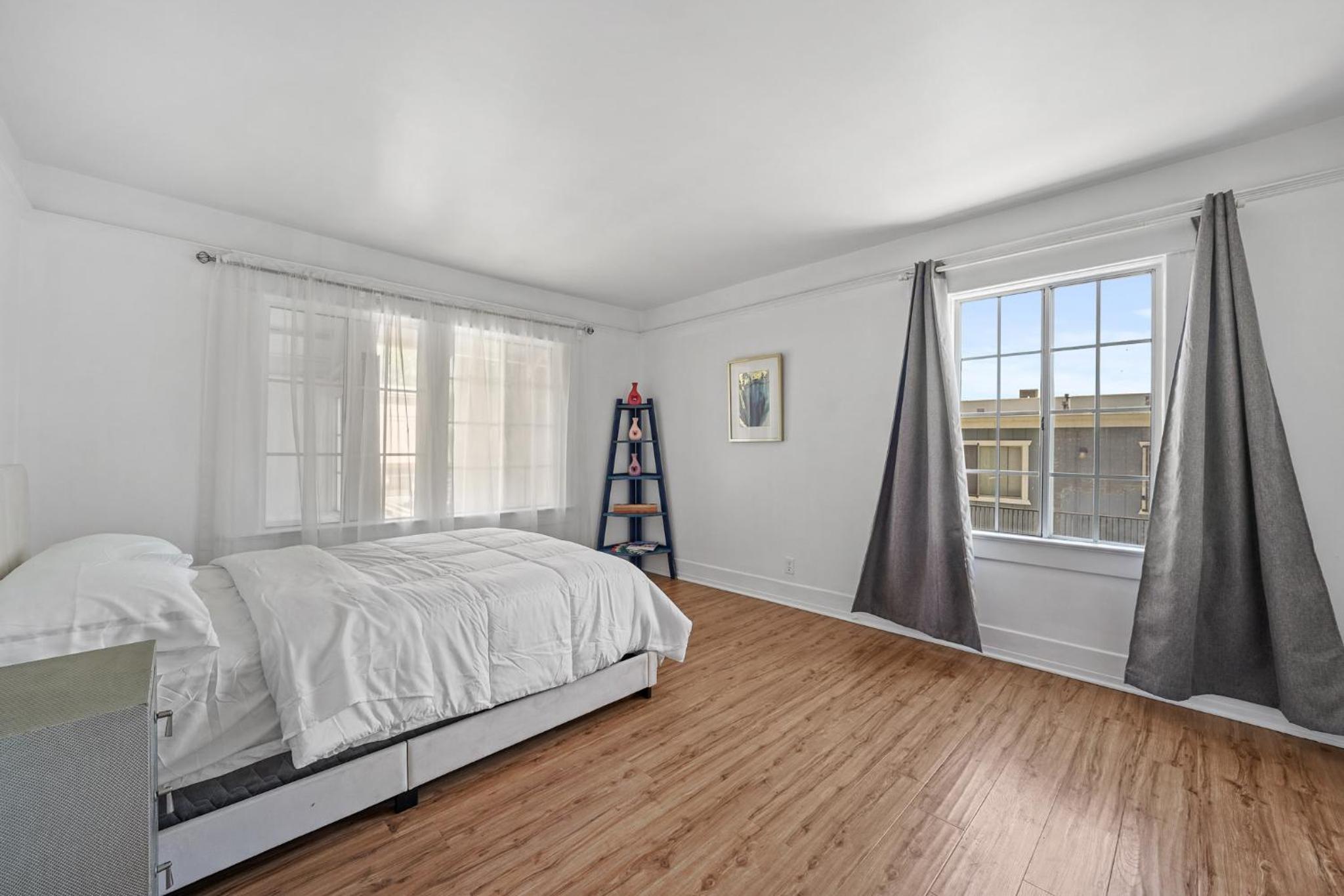 Spacious Chic 5 Bedroom Perfect for Large Group With parking