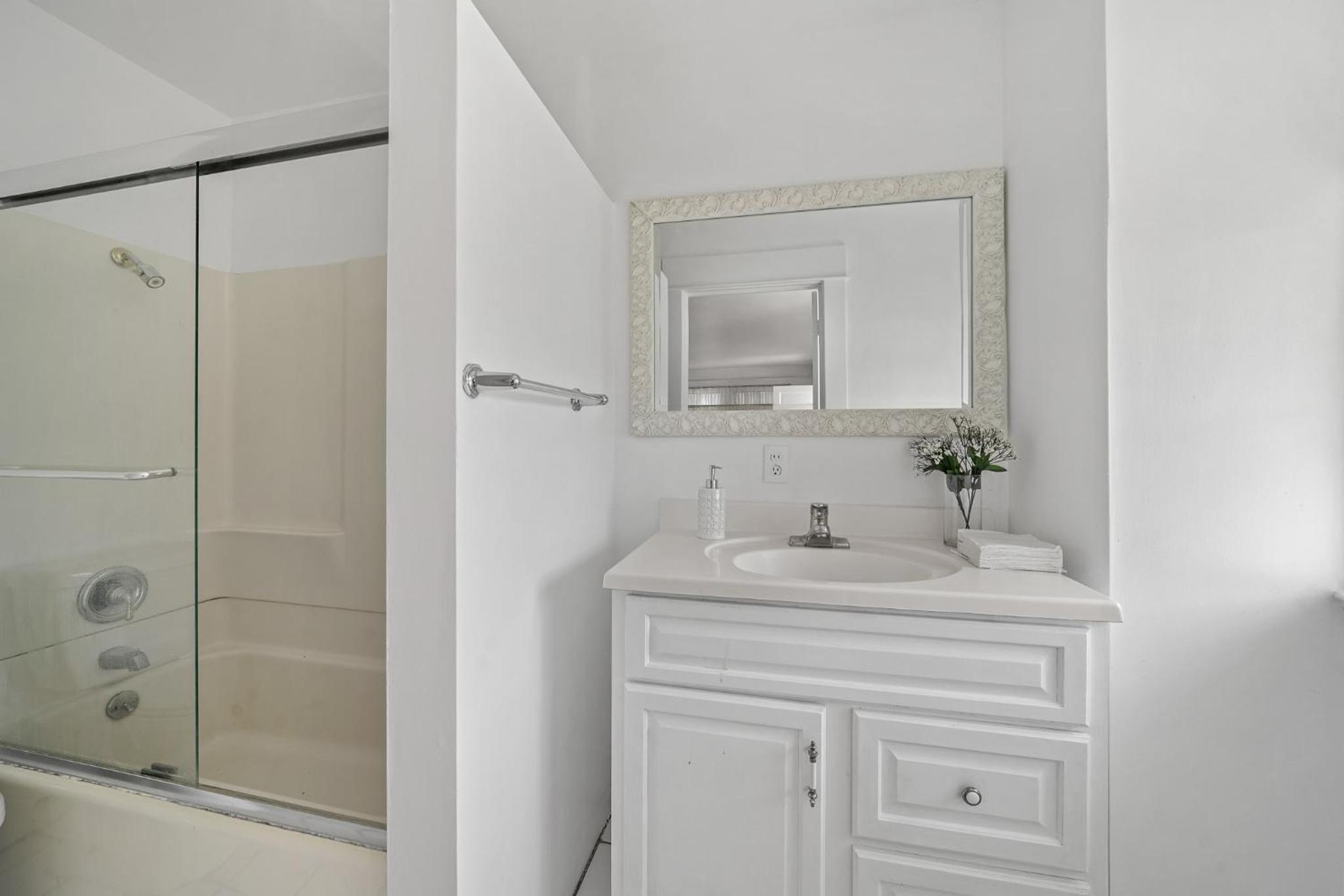 Spacious Chic 5 Bedroom Perfect for Large Group With parking